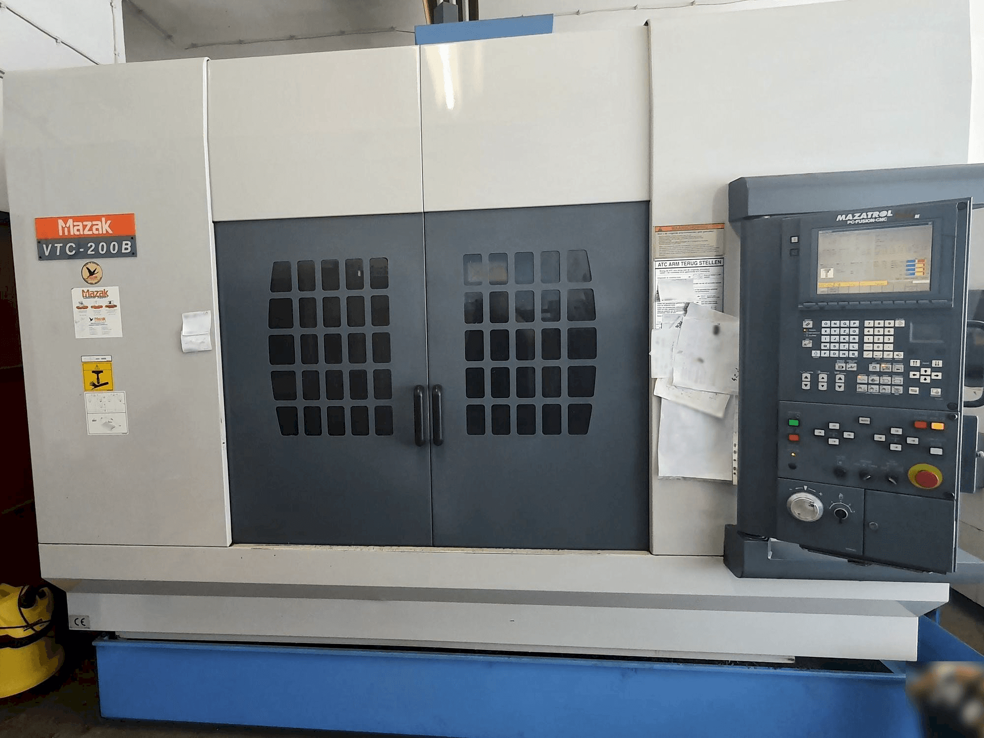 Vista frontale della macchina Mazak VTC-200B