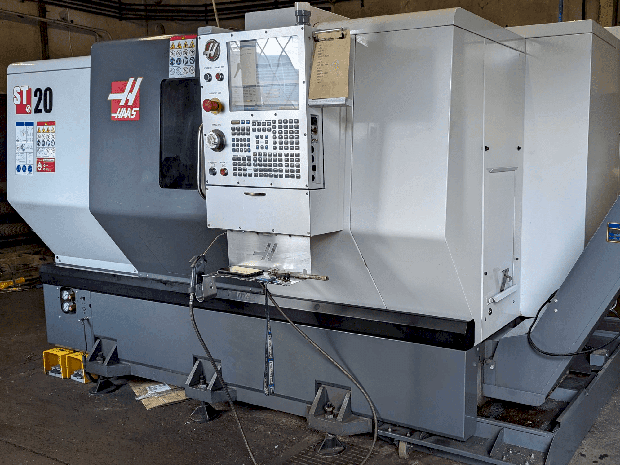 Vista frontale della macchina HAAS ST-20