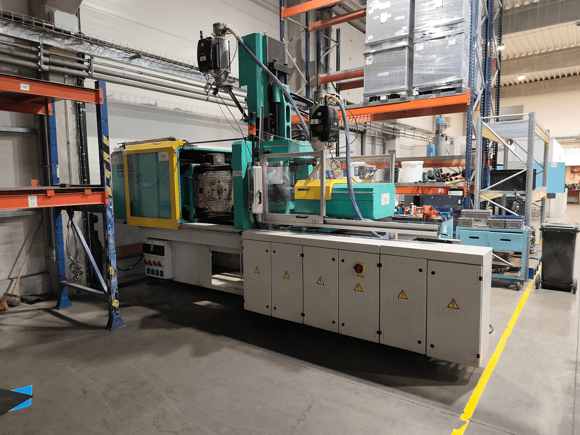 Macchina per lo stampaggio a iniezione idraulica Arburg Allrounder 520 A 1500-70 Alldrive, vista laterale in un ambiente industriale.