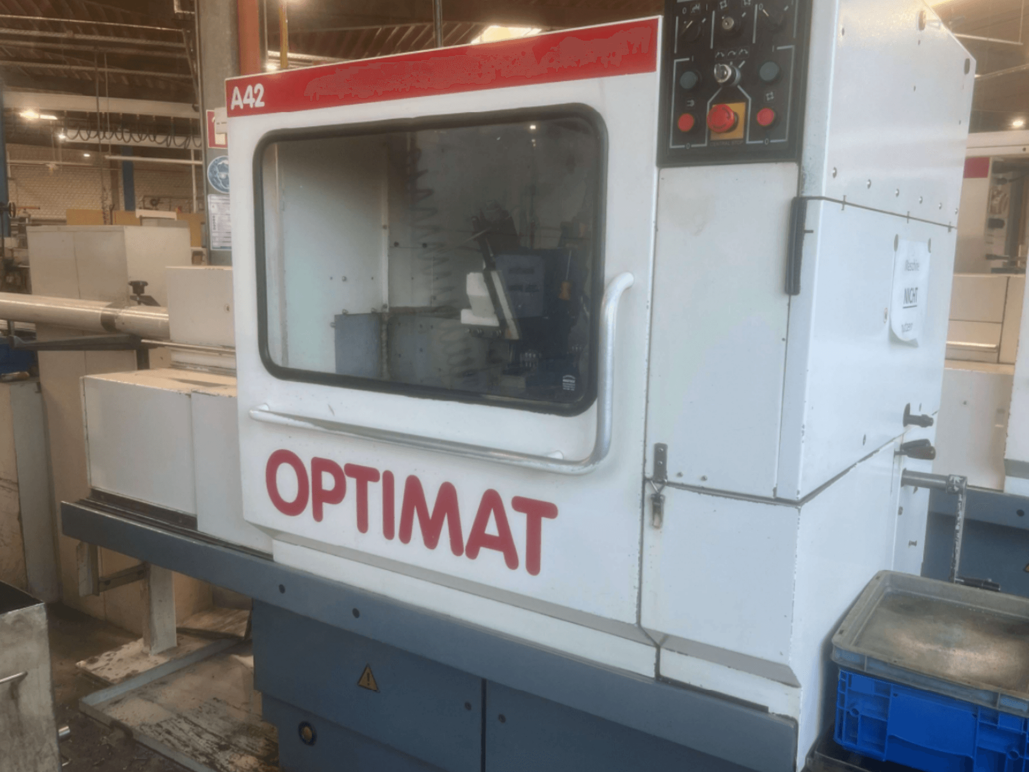 Tornio orizzontale KOVOSVIT MAS Optimat A42, vista frontale, con pannello di controllo e finestra per la visibilità durante il funzionamento.