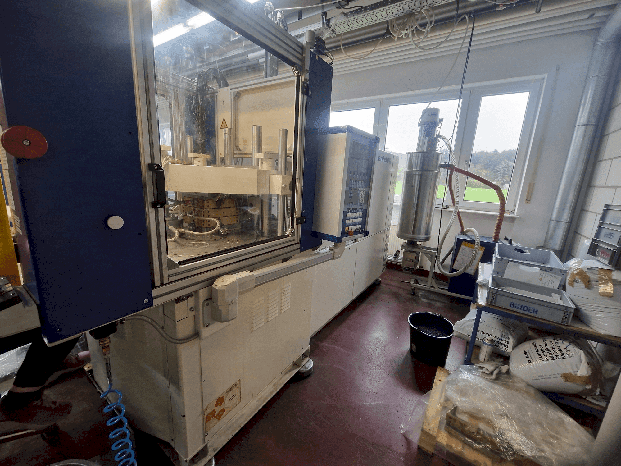 Vista frontale della macchina Battenfeld Vertical R60 125H (2002)