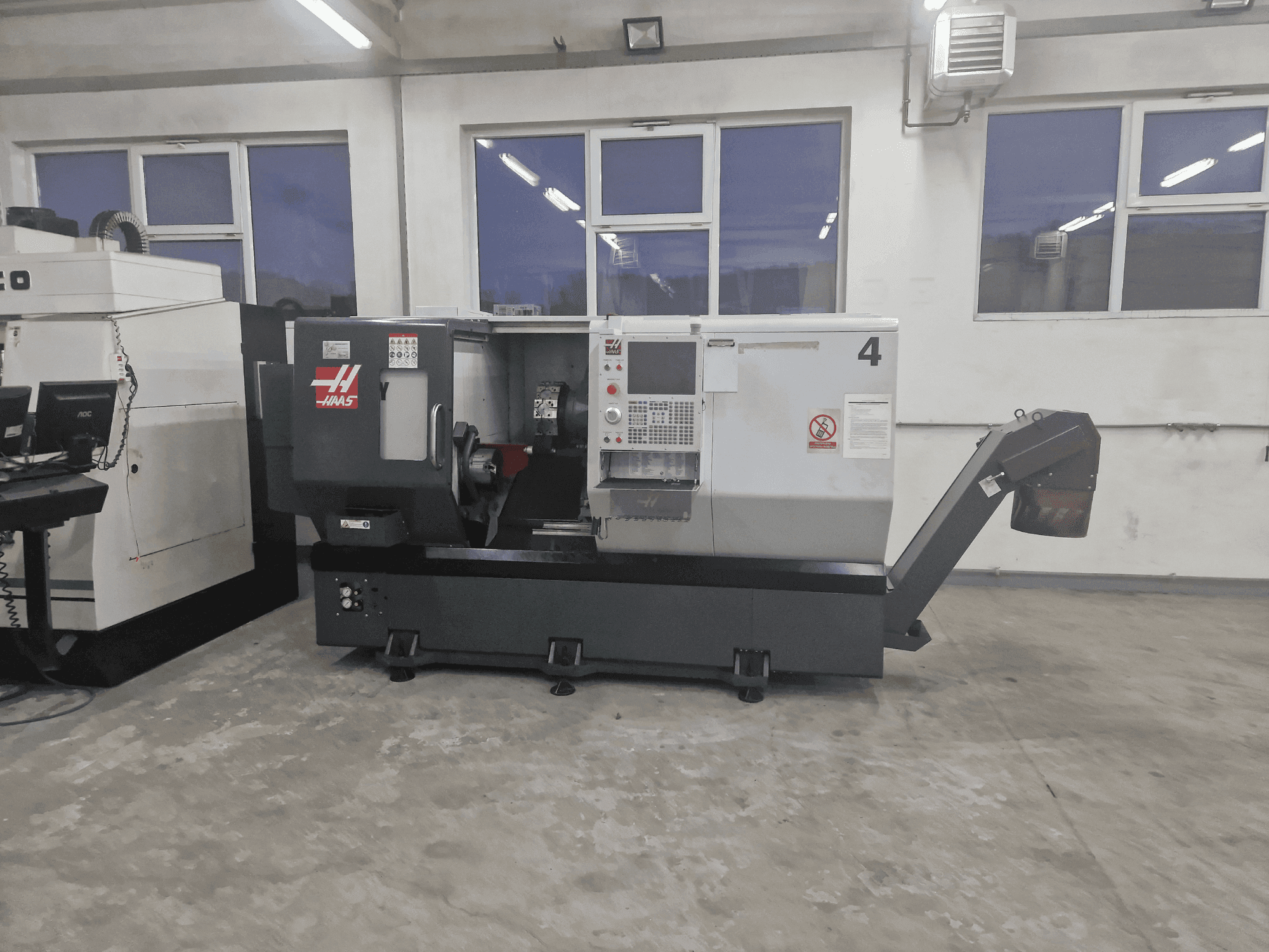 Vista frontale della macchina HAAS ST-30Y