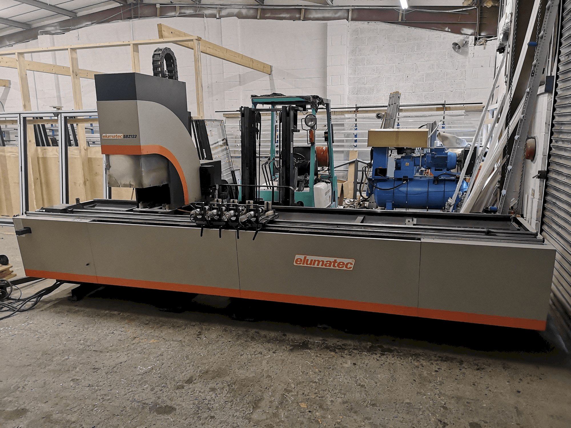 Vista frontale della macchina Elumatec SBZ 122/20