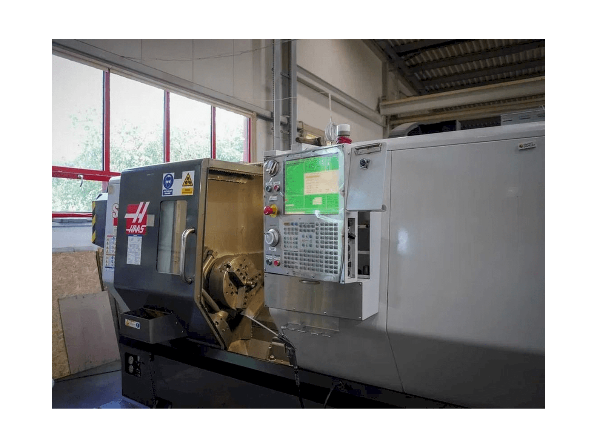 Vista frontale della macchina HAAS ST-30