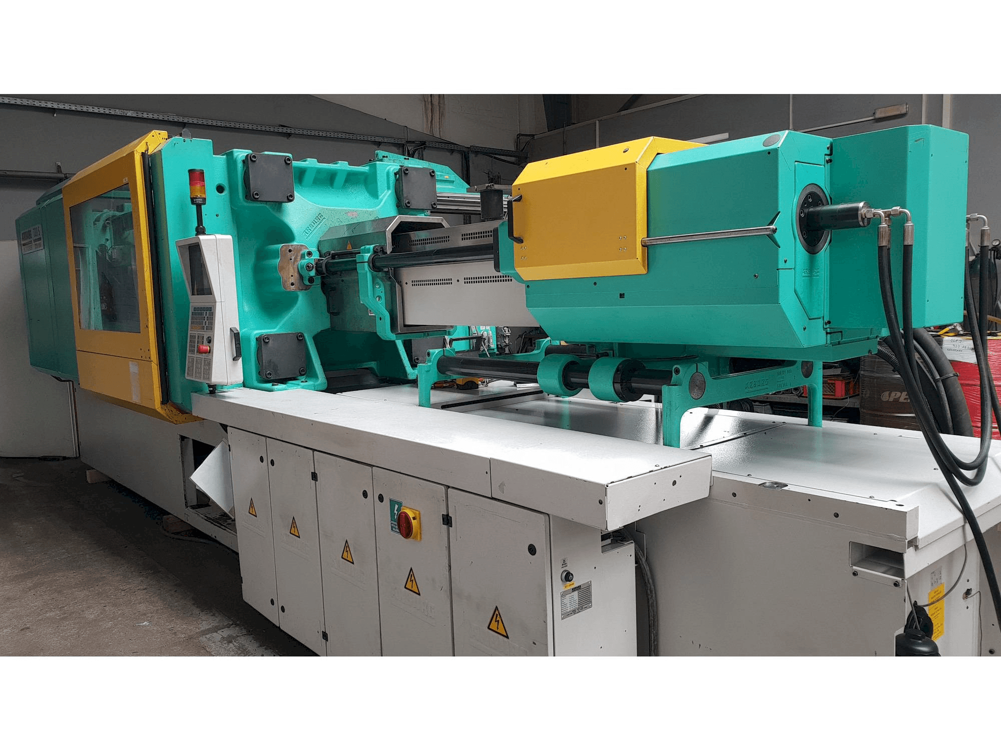 Vista frontale della macchina Arburg Multilift H 720 - 3200 - 1300