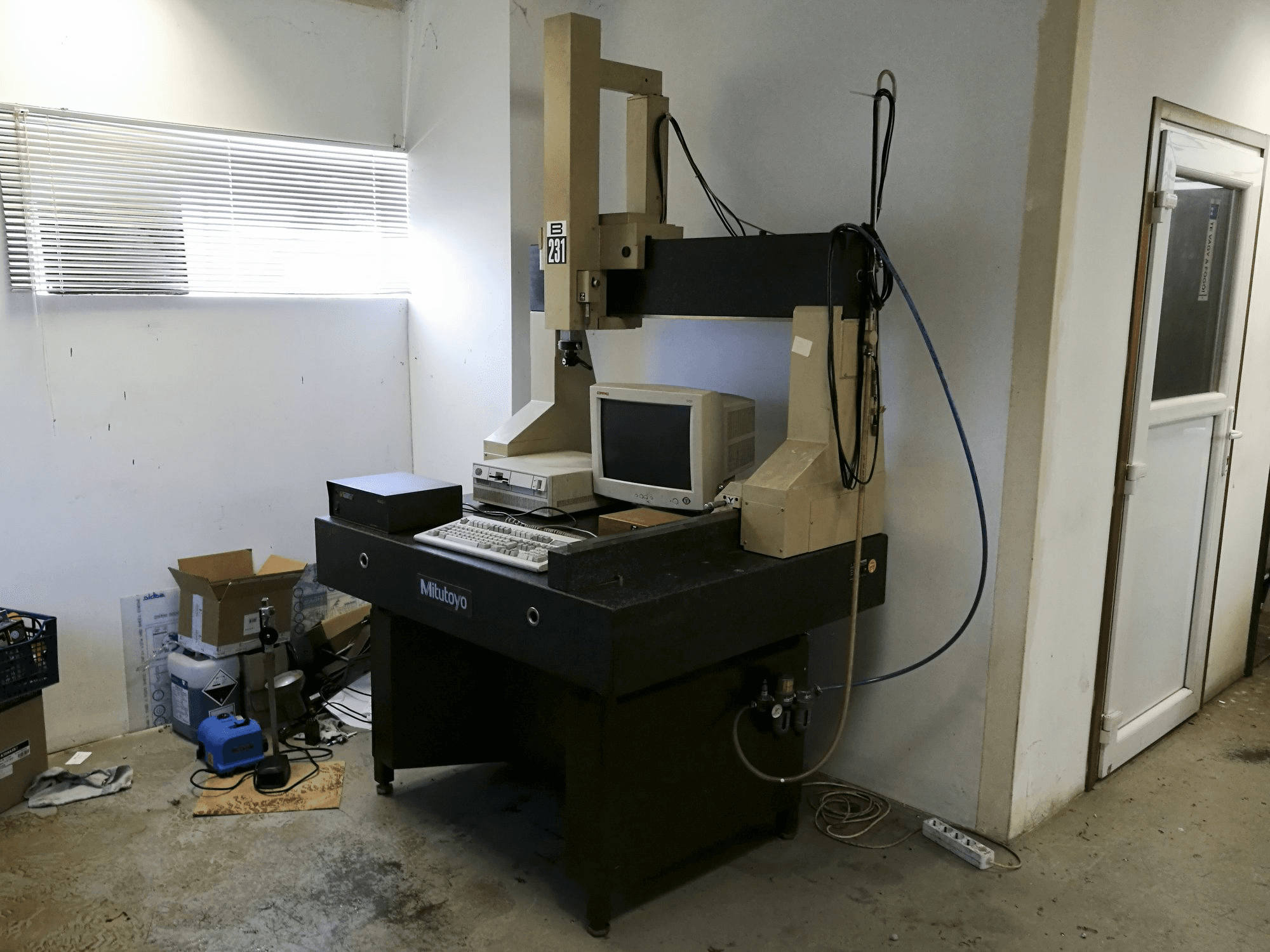 Vista lato destro della macchina Mitutoyo B-231