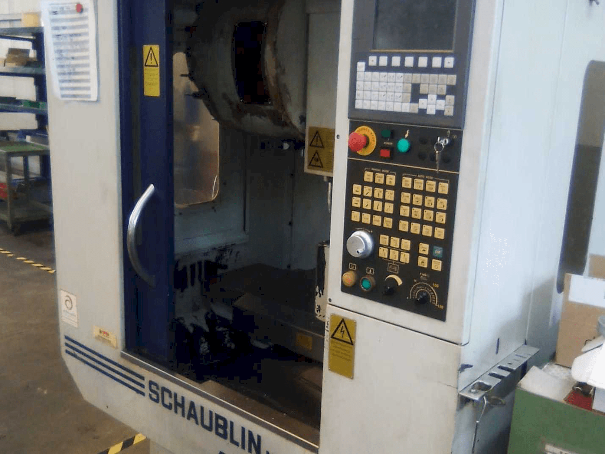 Vista frontale della macchina SCHAUBLIN 48V