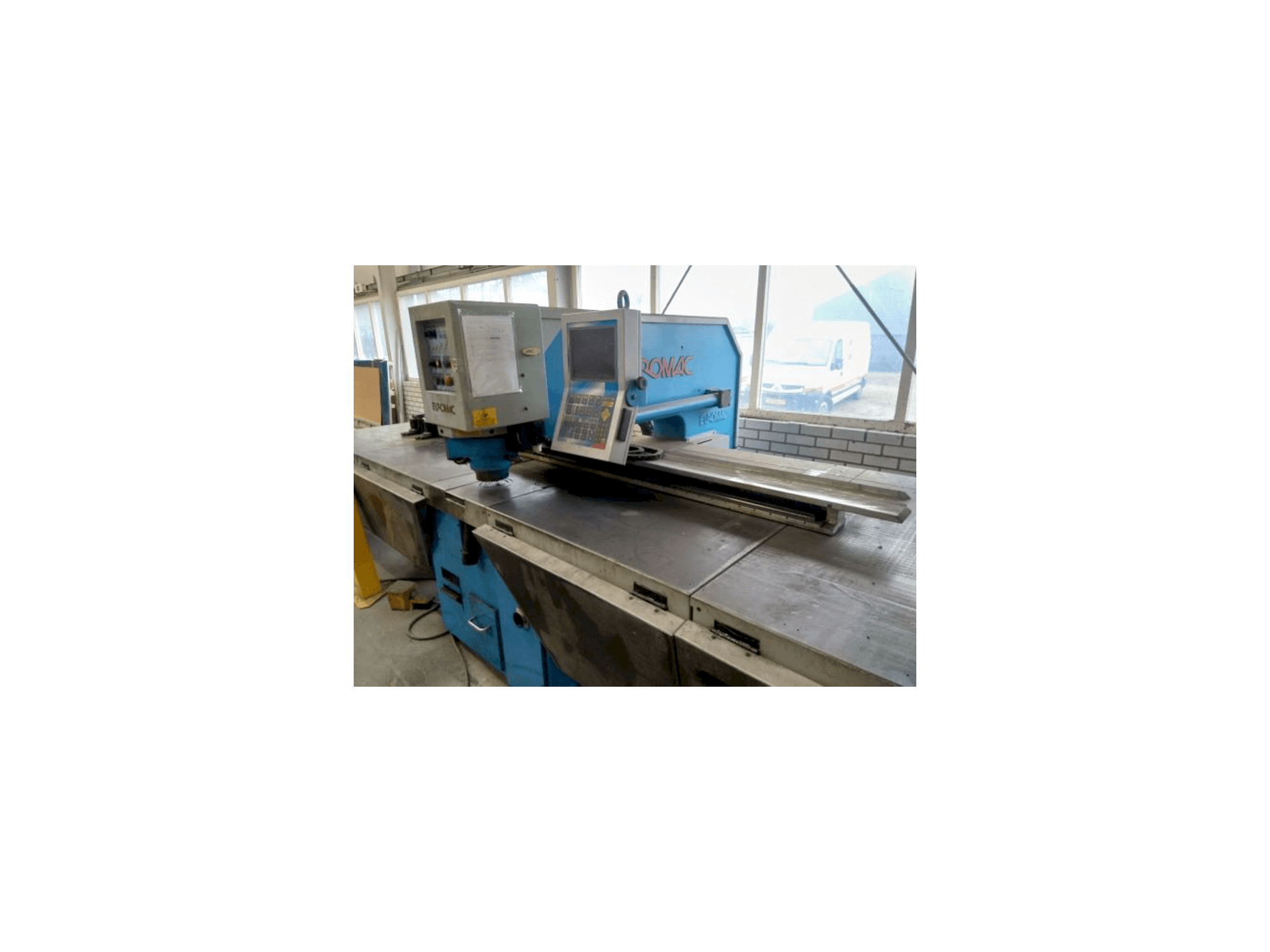 Vista frontale della macchina Euromac CX 1000/30