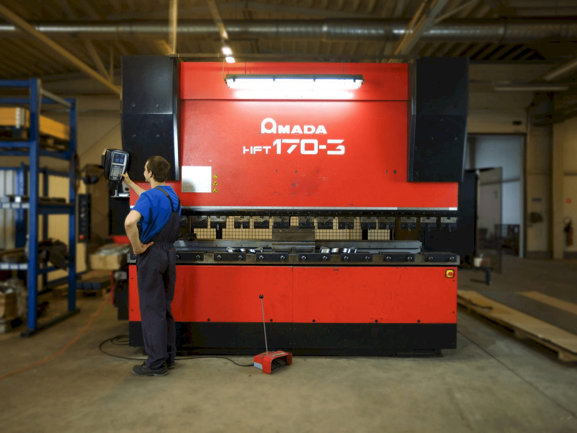 Vista frontale della macchina AMADA HFT 170-3