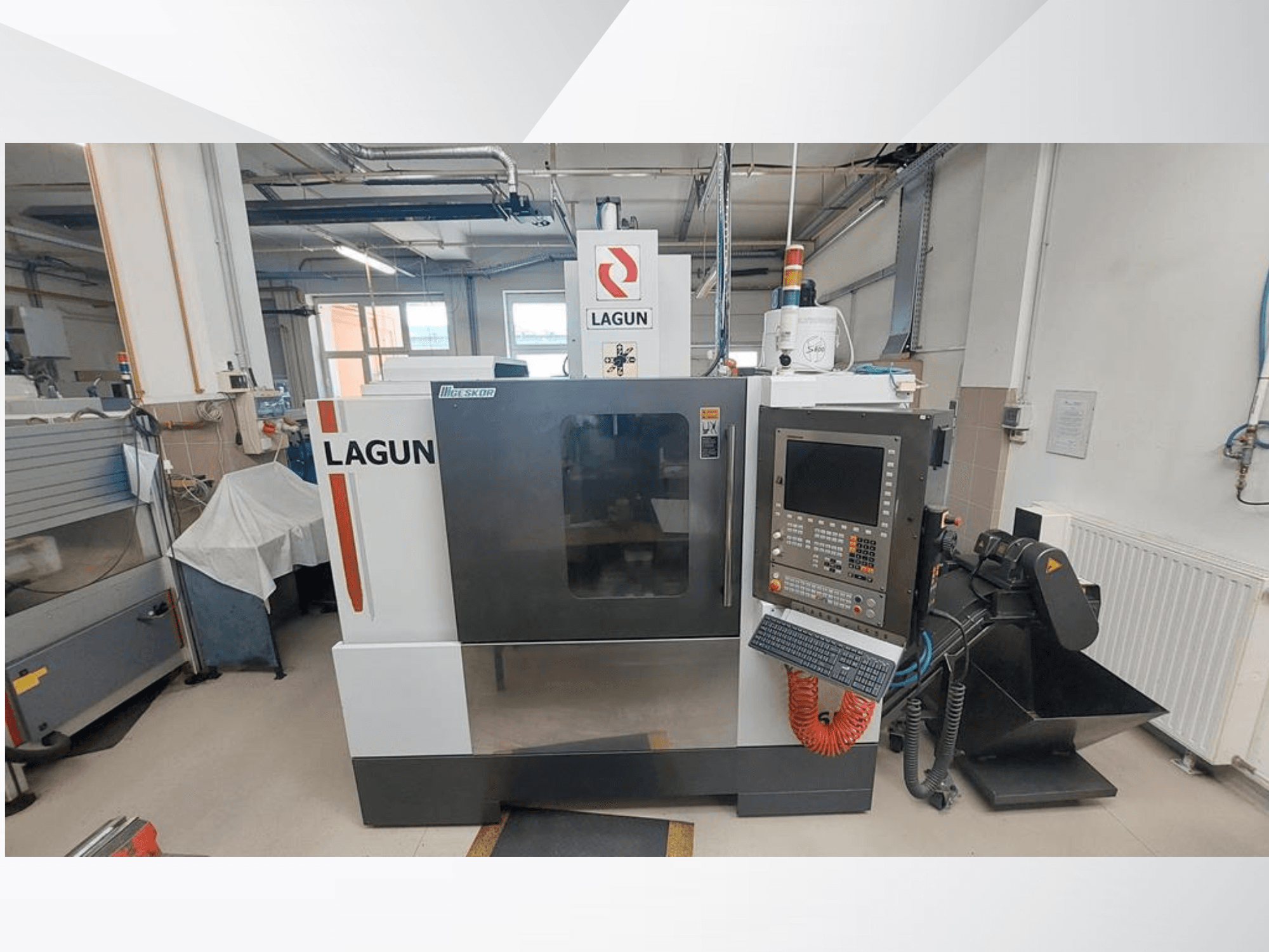 Centro di lavorazione verticale LAGUN L650 visto frontalmente, con in primo piano il pannello di controllo, l'ampia area di lavoro e il sistema di aspirazione delle polveri.
