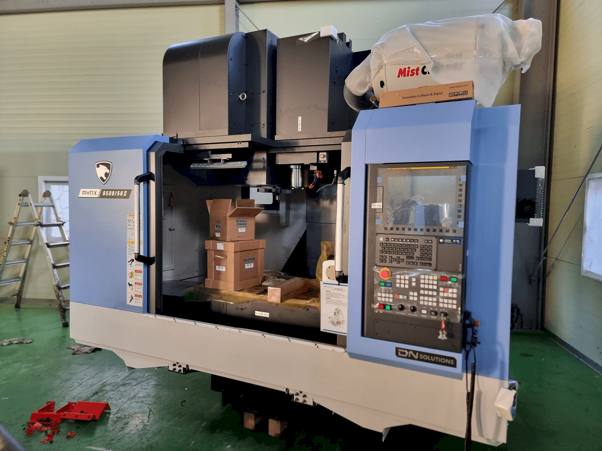 Vista frontale della macchina DN SOLUTIONS MYNX 6500/50