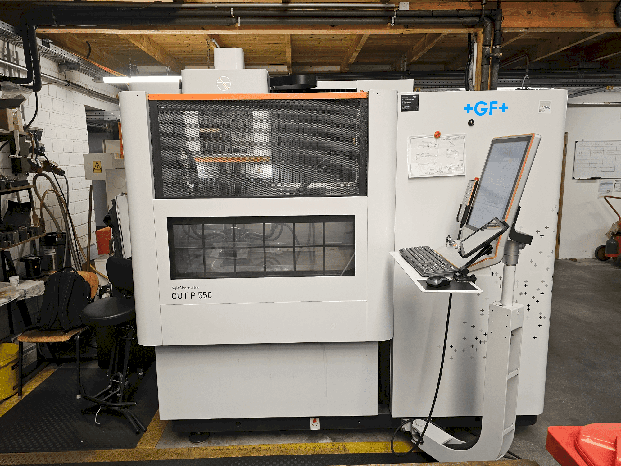 Vista frontale della macchina AgieCharmilles CUT P 550