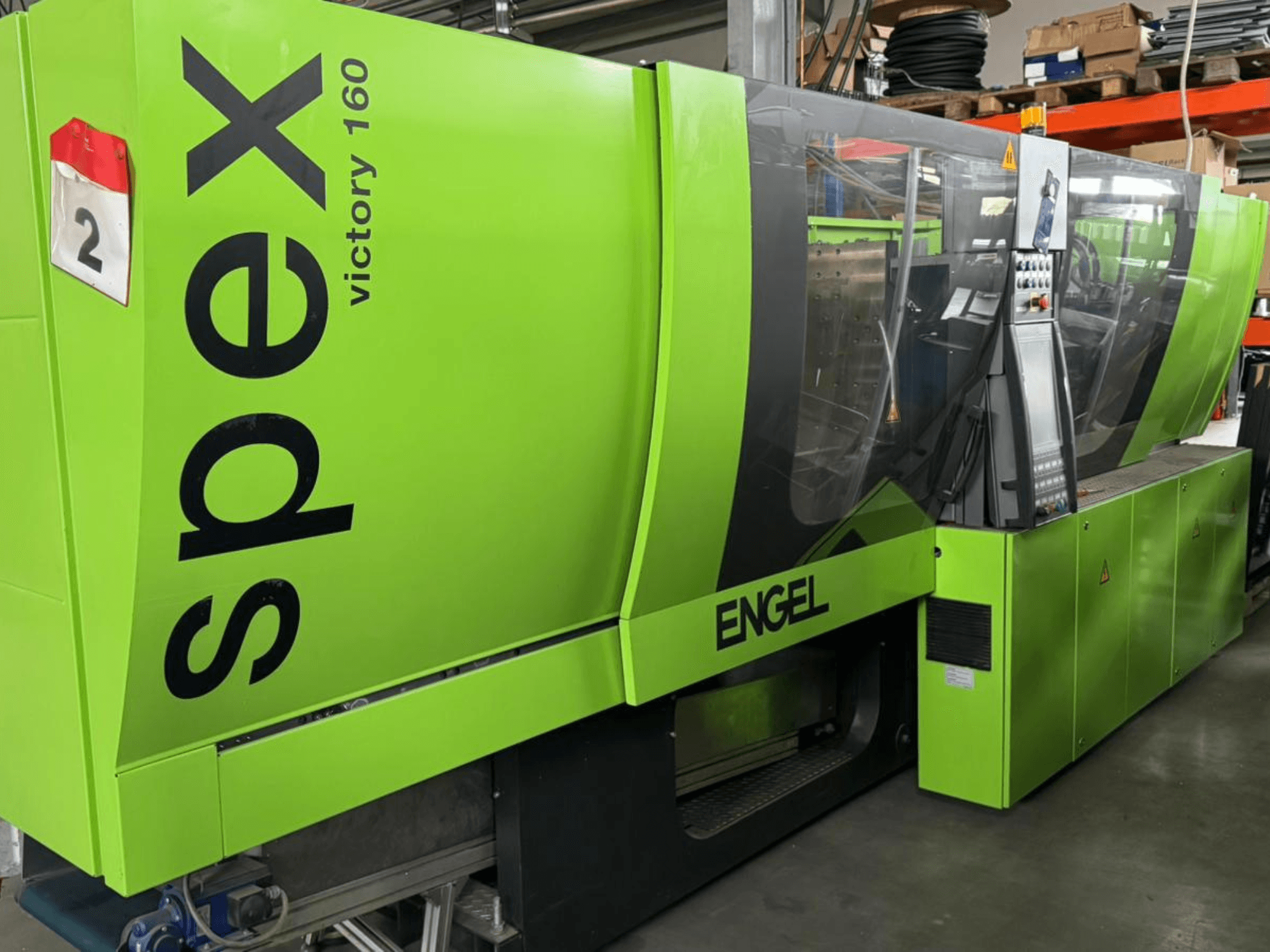 Macchina verde Engel Victory 160, vista frontale, con pannello di controllo e avvertenze di sicurezza visibili, che mostra il design industriale.