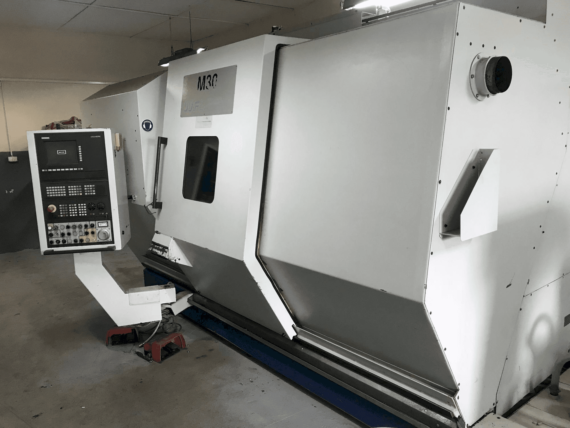 Vista frontale della macchina WFL M30