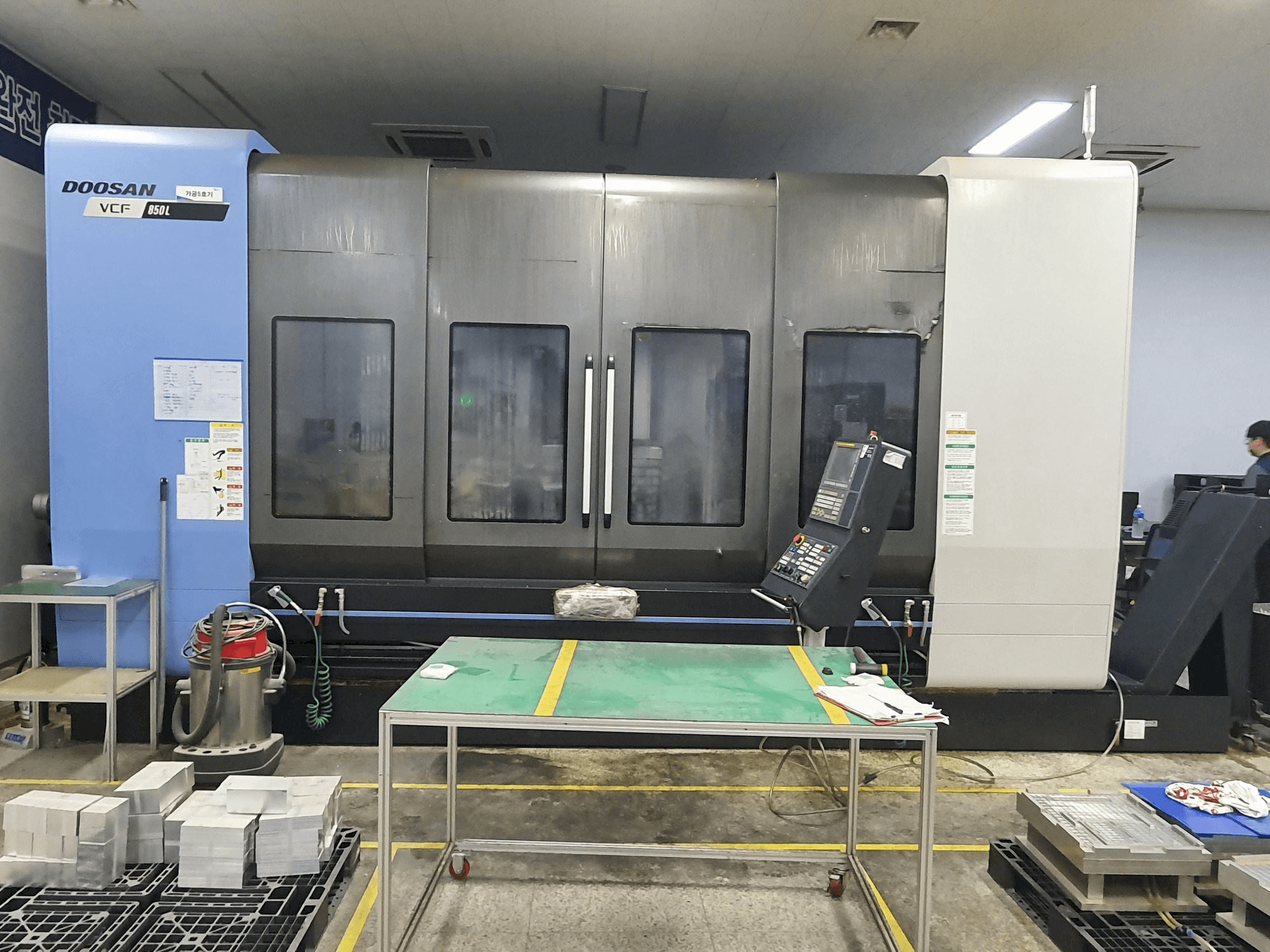 Vista frontale della macchina Doosan VCF850L