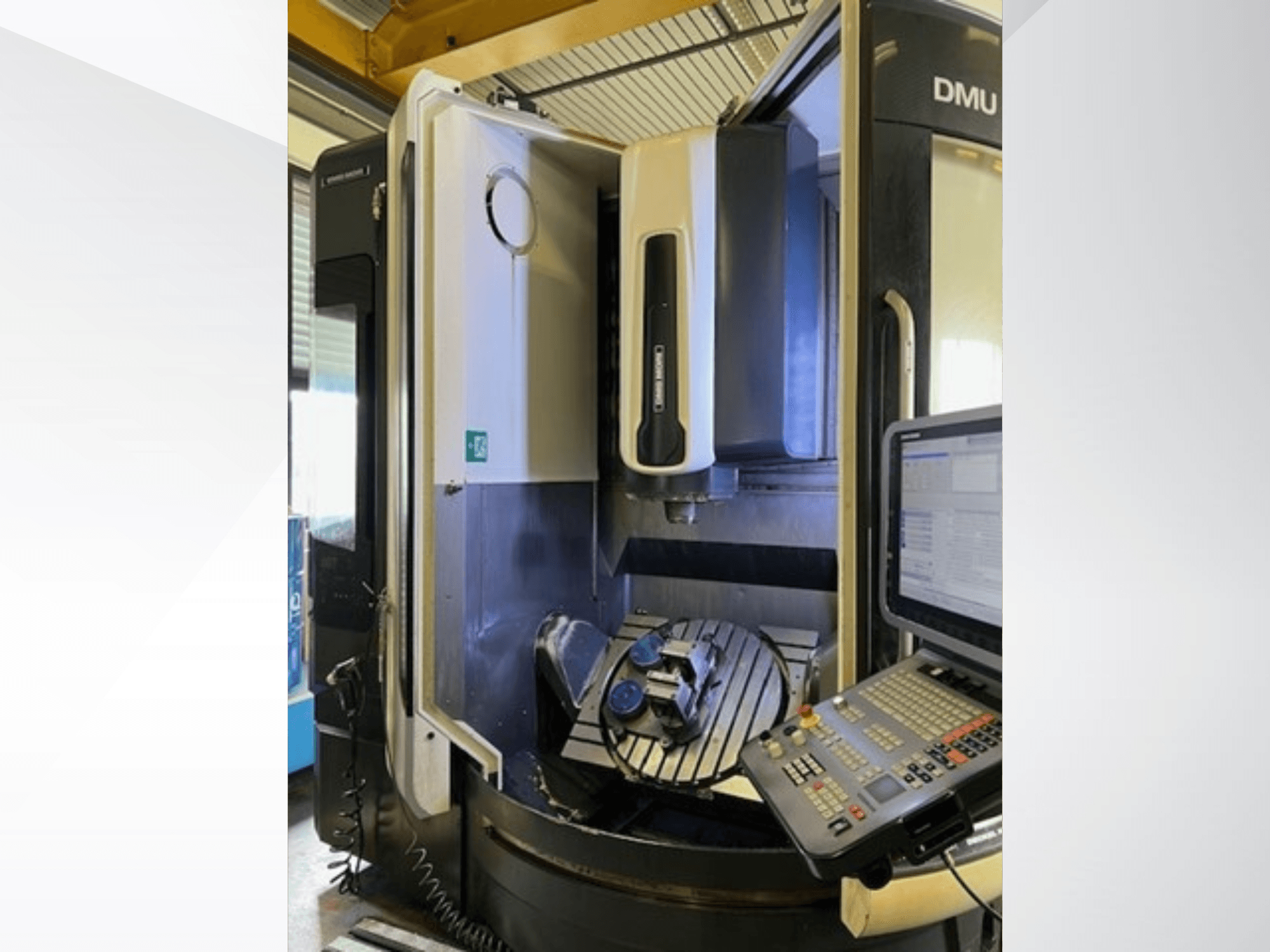 Centro di lavoro universale DMG MORI DMU 75 Monoblock, vista frontale, con pannello di controllo e pezzo sul tavolo.