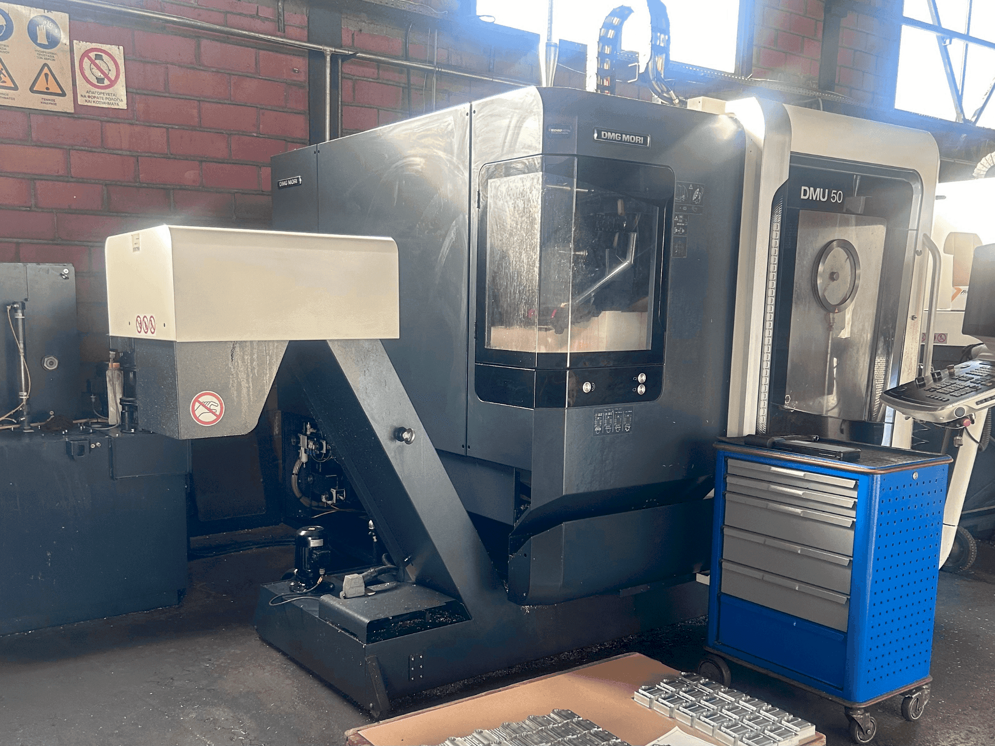 Vista frontale della macchina DMG MORI DMU 50