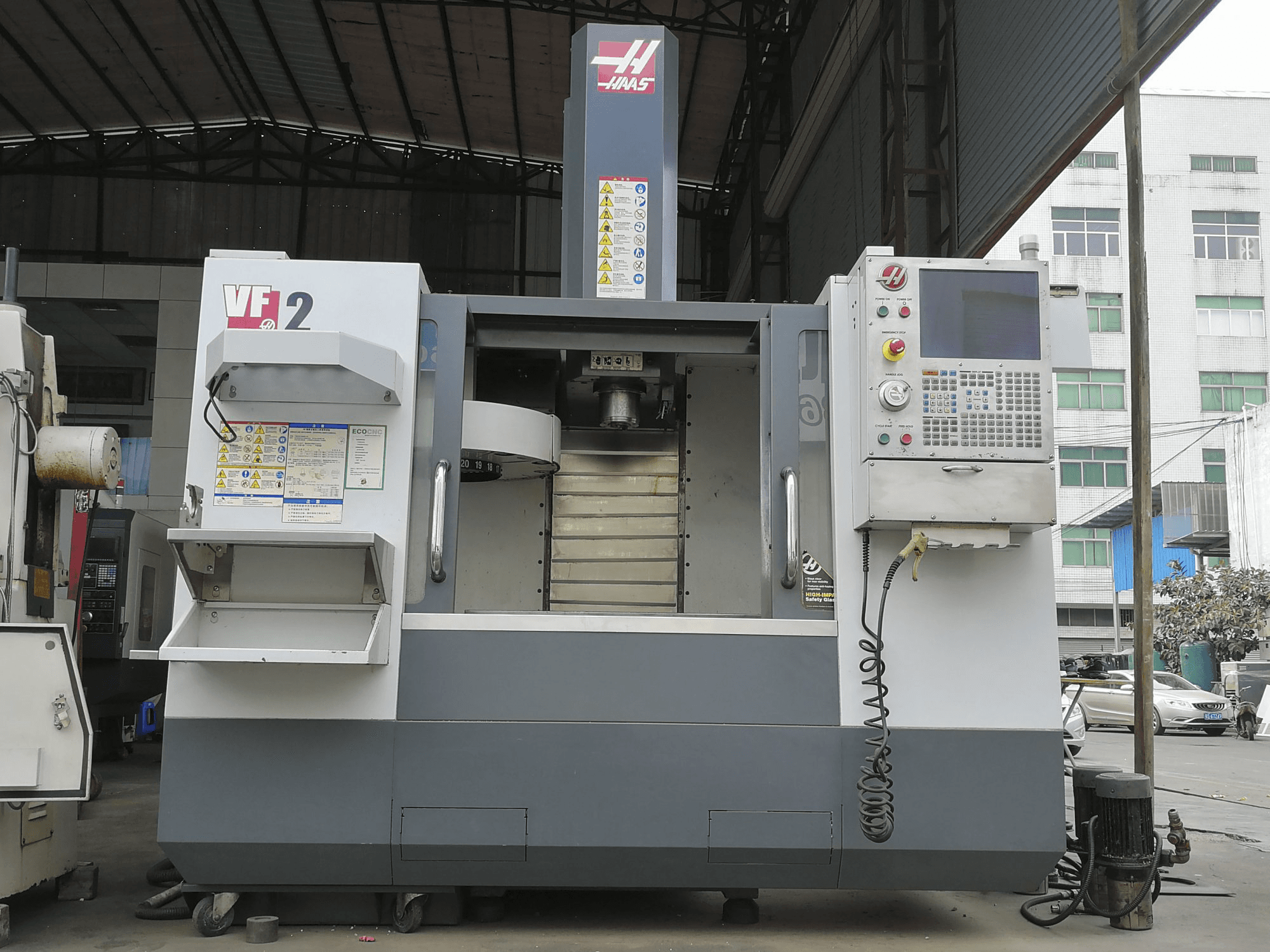 Vista frontale della macchina HAAS VF-2