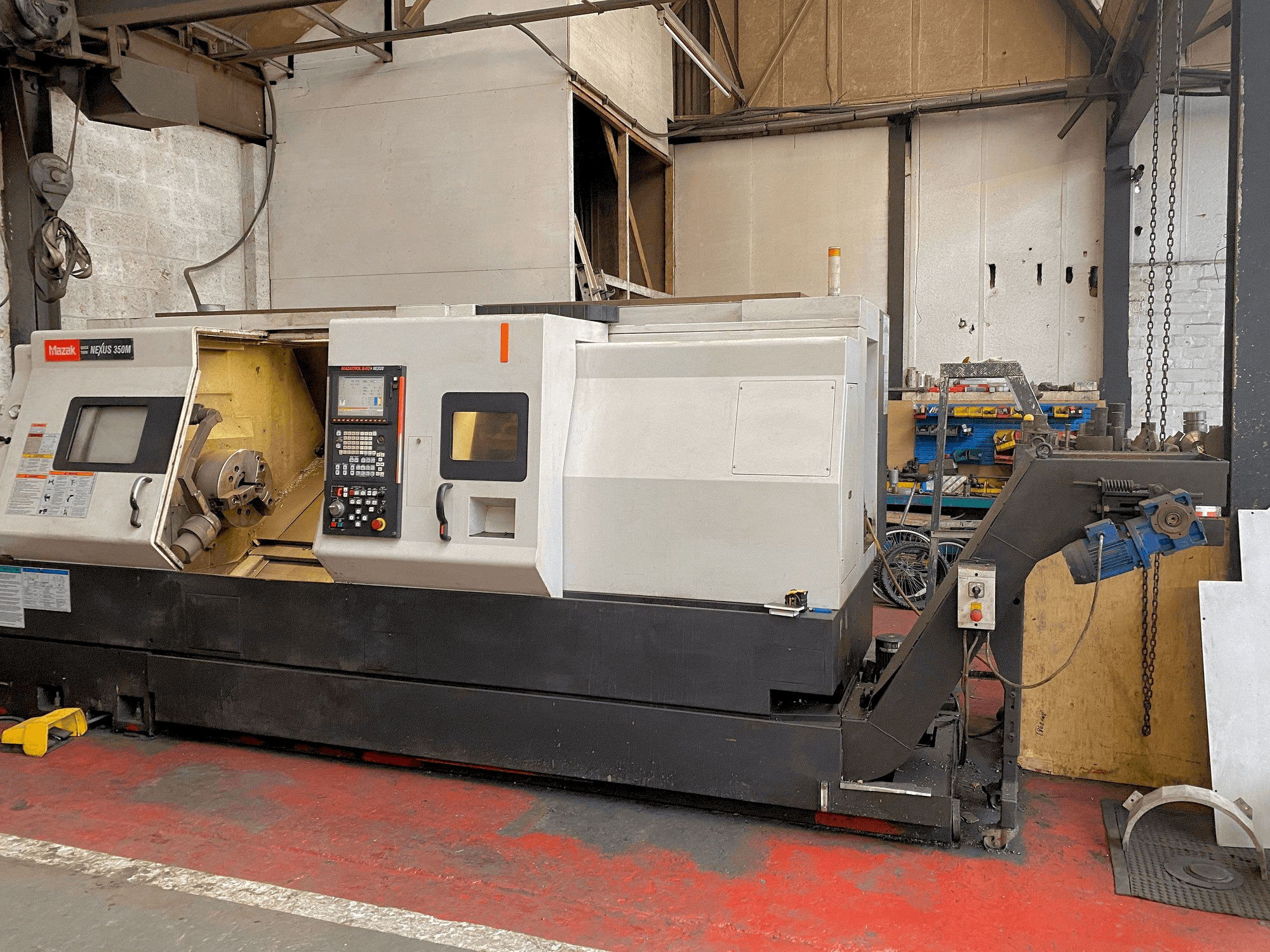 Vista frontale della macchina Mazak Quick Turn Nexus 350M