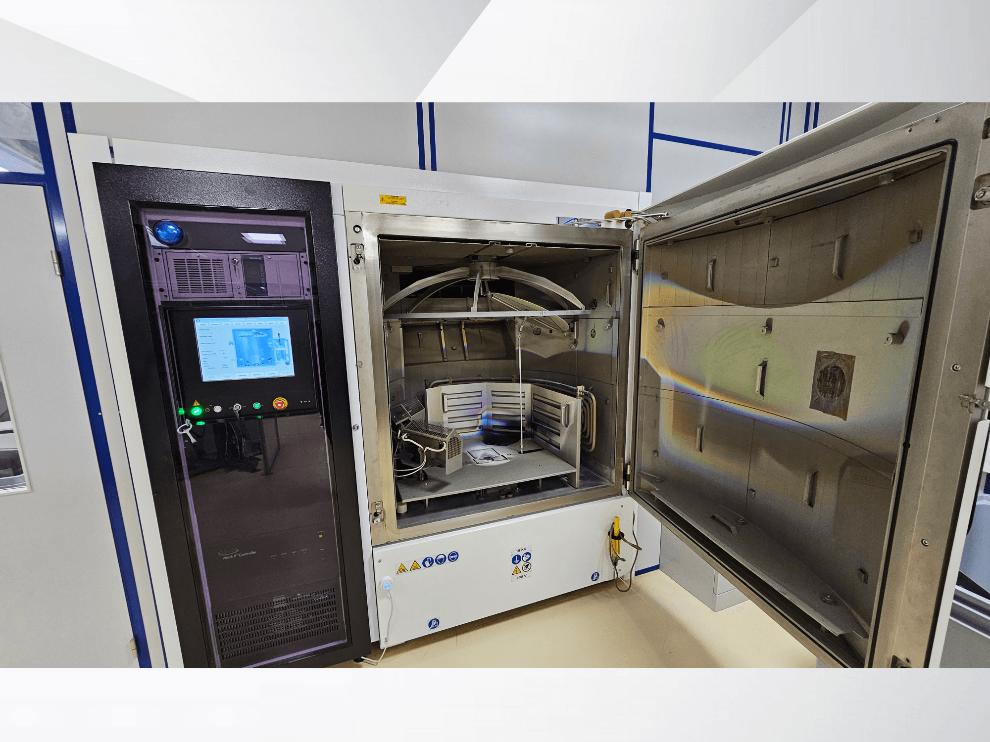 Pannello di controllo di una camera di prova di marca sconosciuta, vista frontale; mostra il touchscreen, gli indicatori e una porta aperta che rivela l'interno.