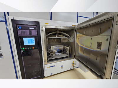 Pannello di controllo di una camera di prova di marca sconosciuta, vista frontale; mostra il touchscreen, gli indicatori e una porta aperta che rivela l'interno.