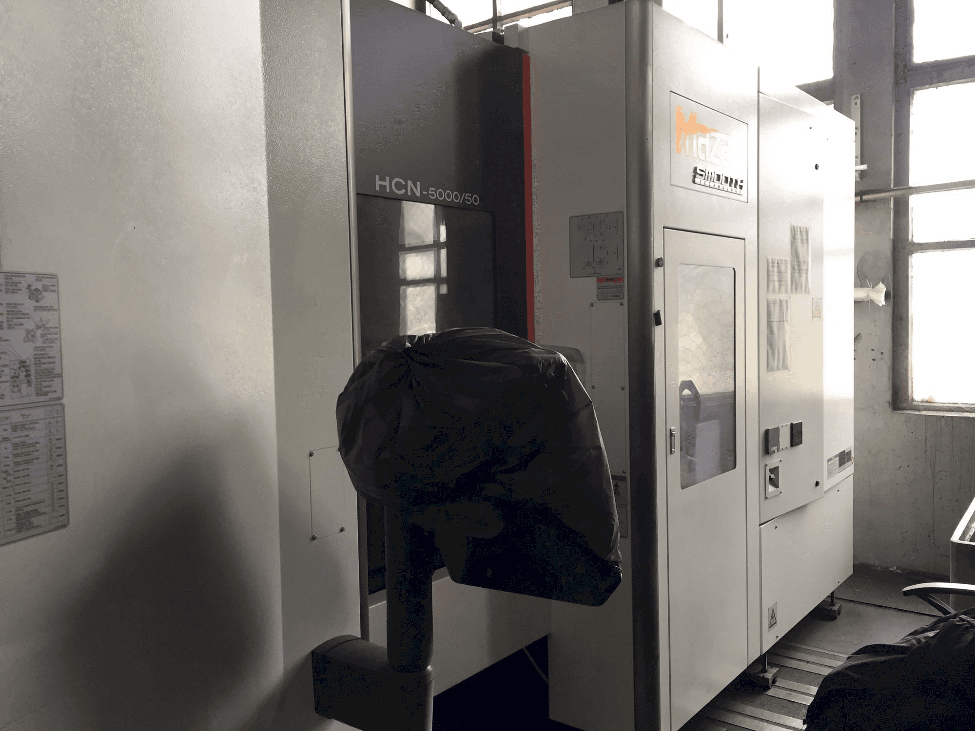 Vista frontale della macchina Mazak HCN-5000/50