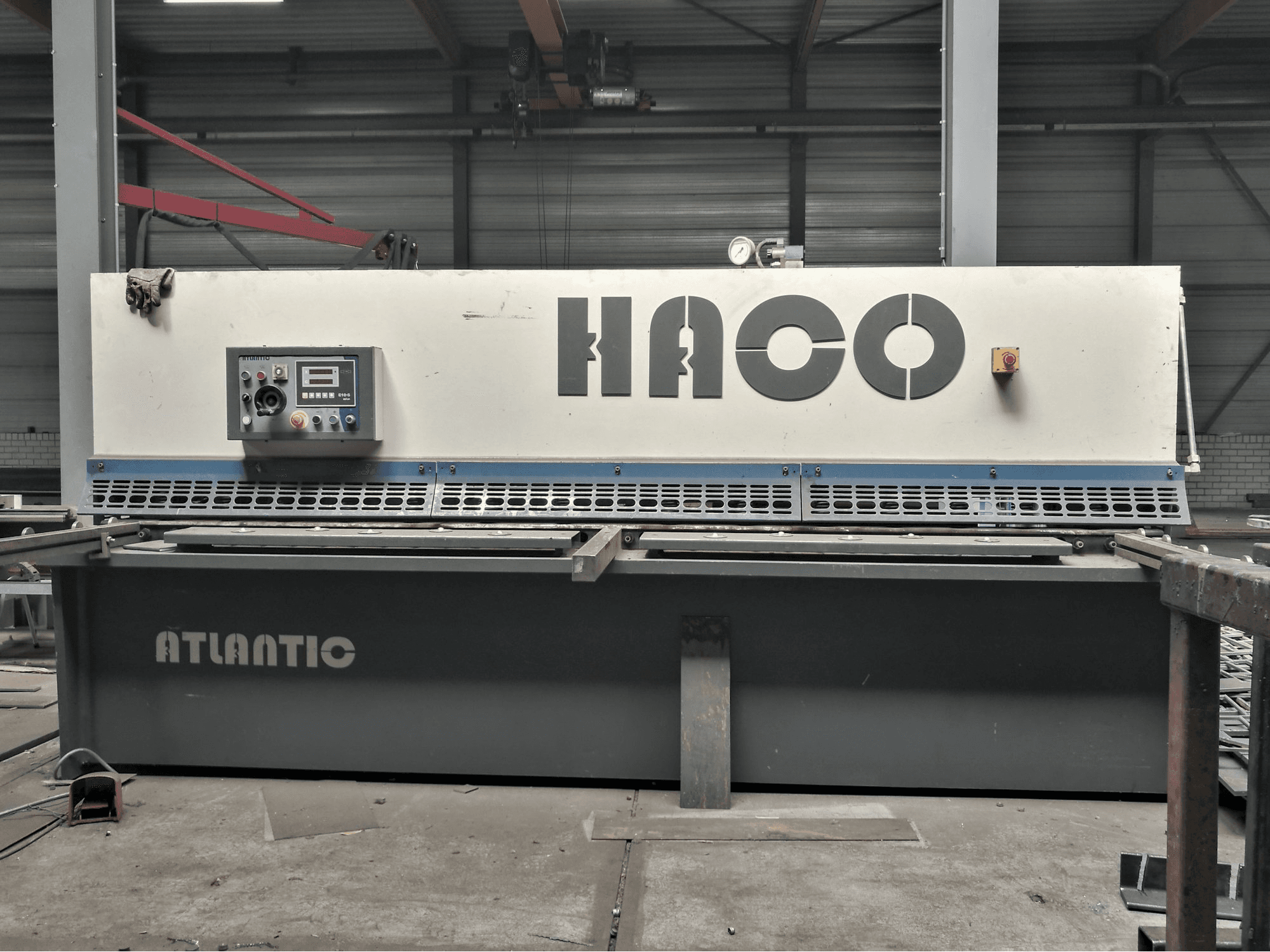 Vista frontale della macchina HACO ATS 3206