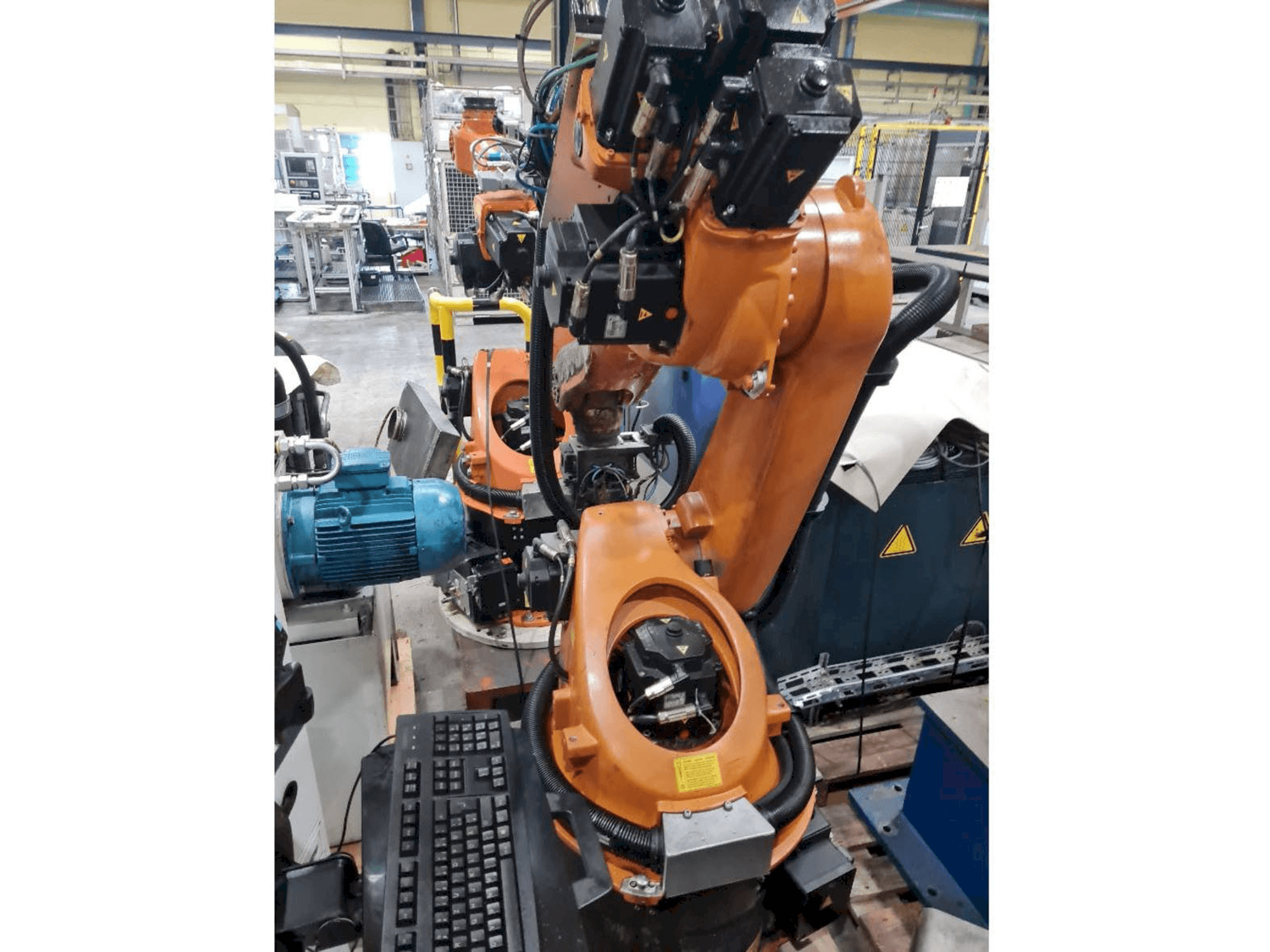 Vista frontale della macchina KUKA KR30-3