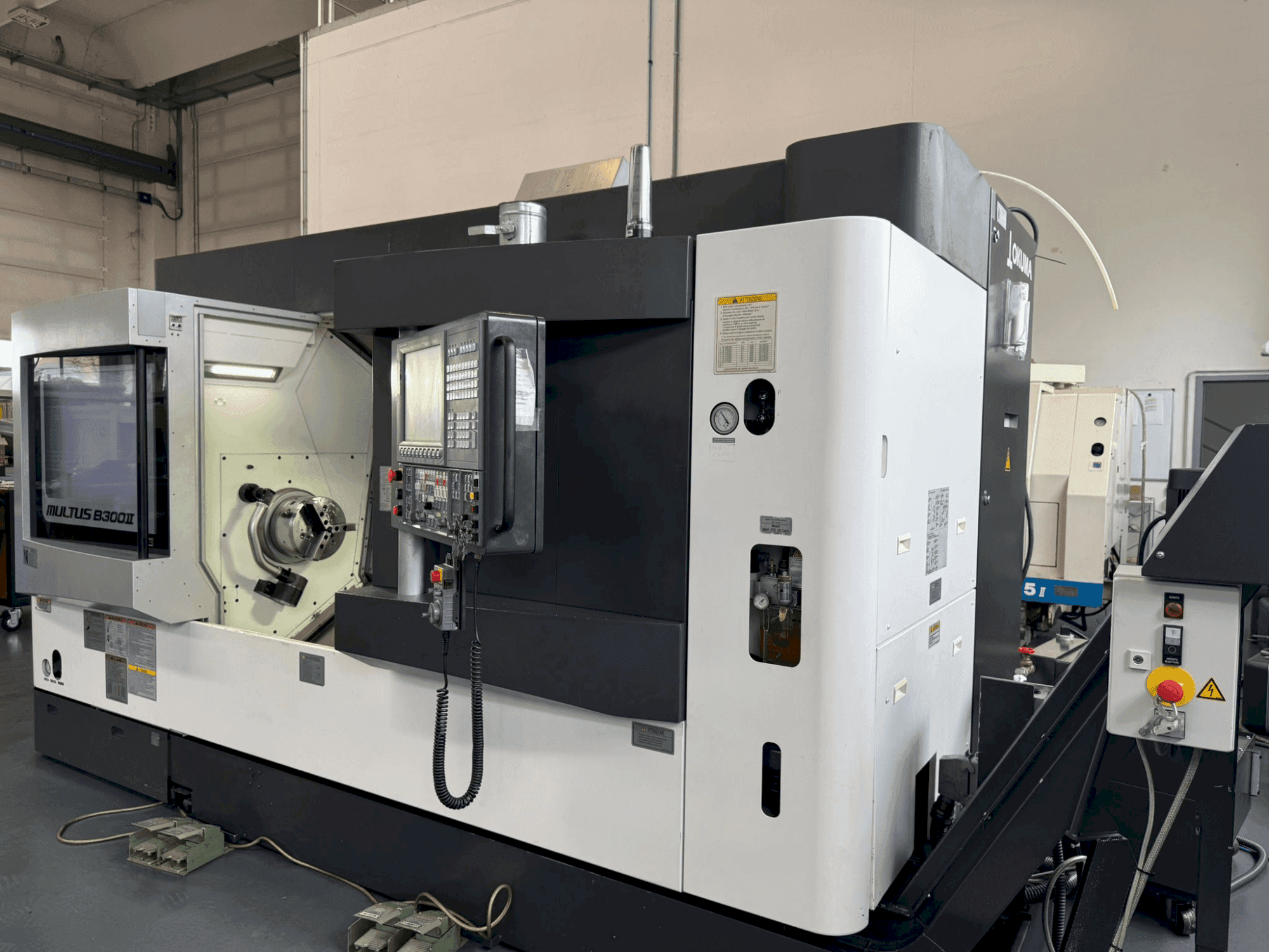 Vista frontale della macchina Okuma MULTUS B300II