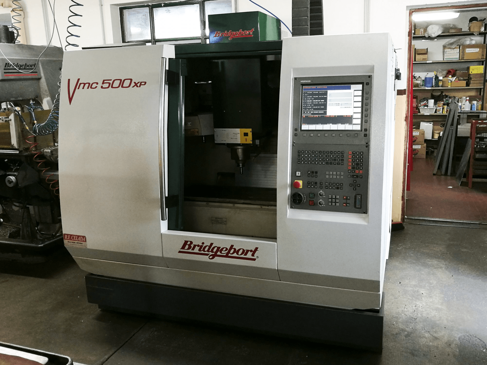 Vista frontale della macchina Bridgeport VMC 500 XP