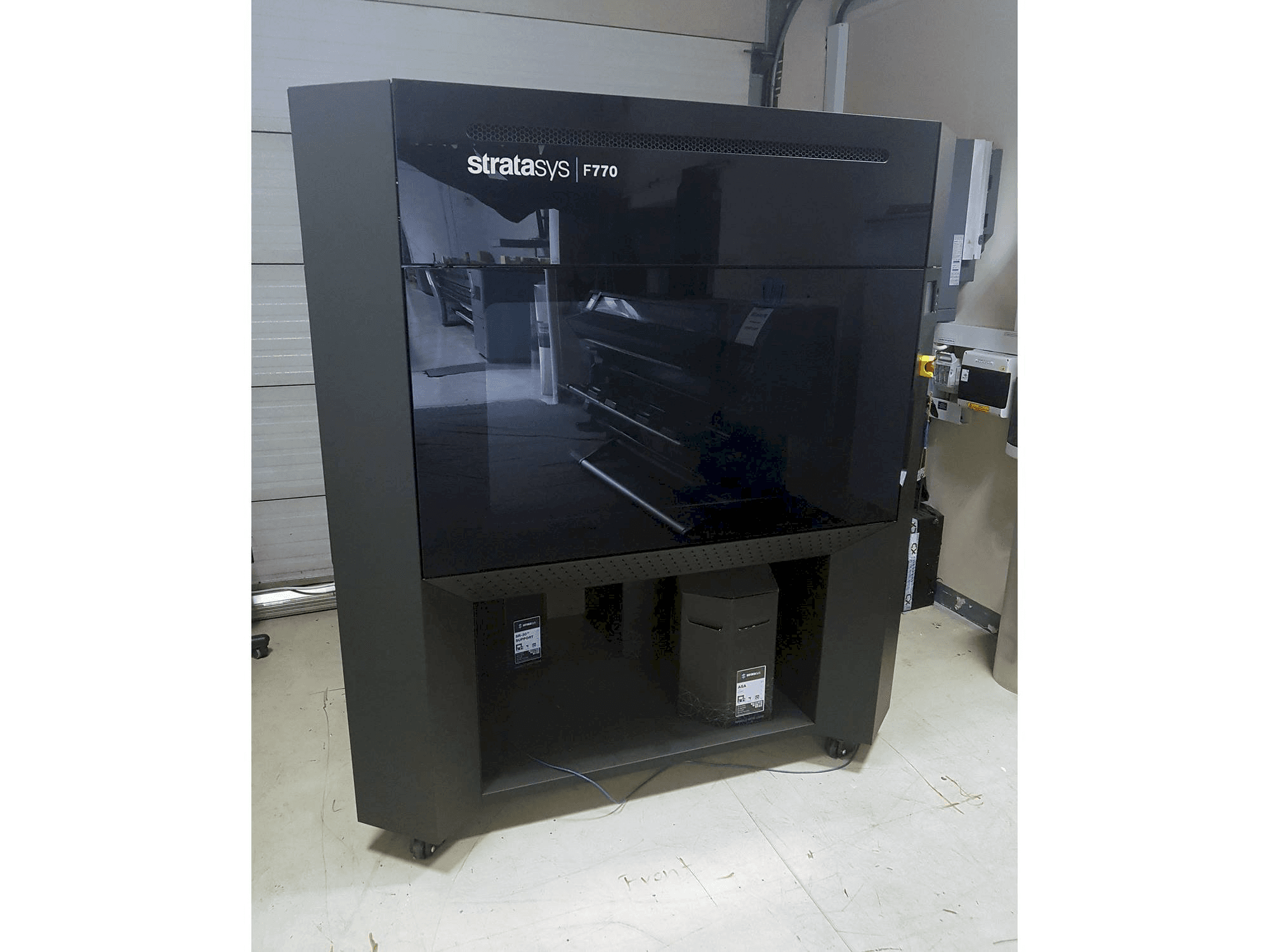 Vista frontale della macchina Stratasys F770