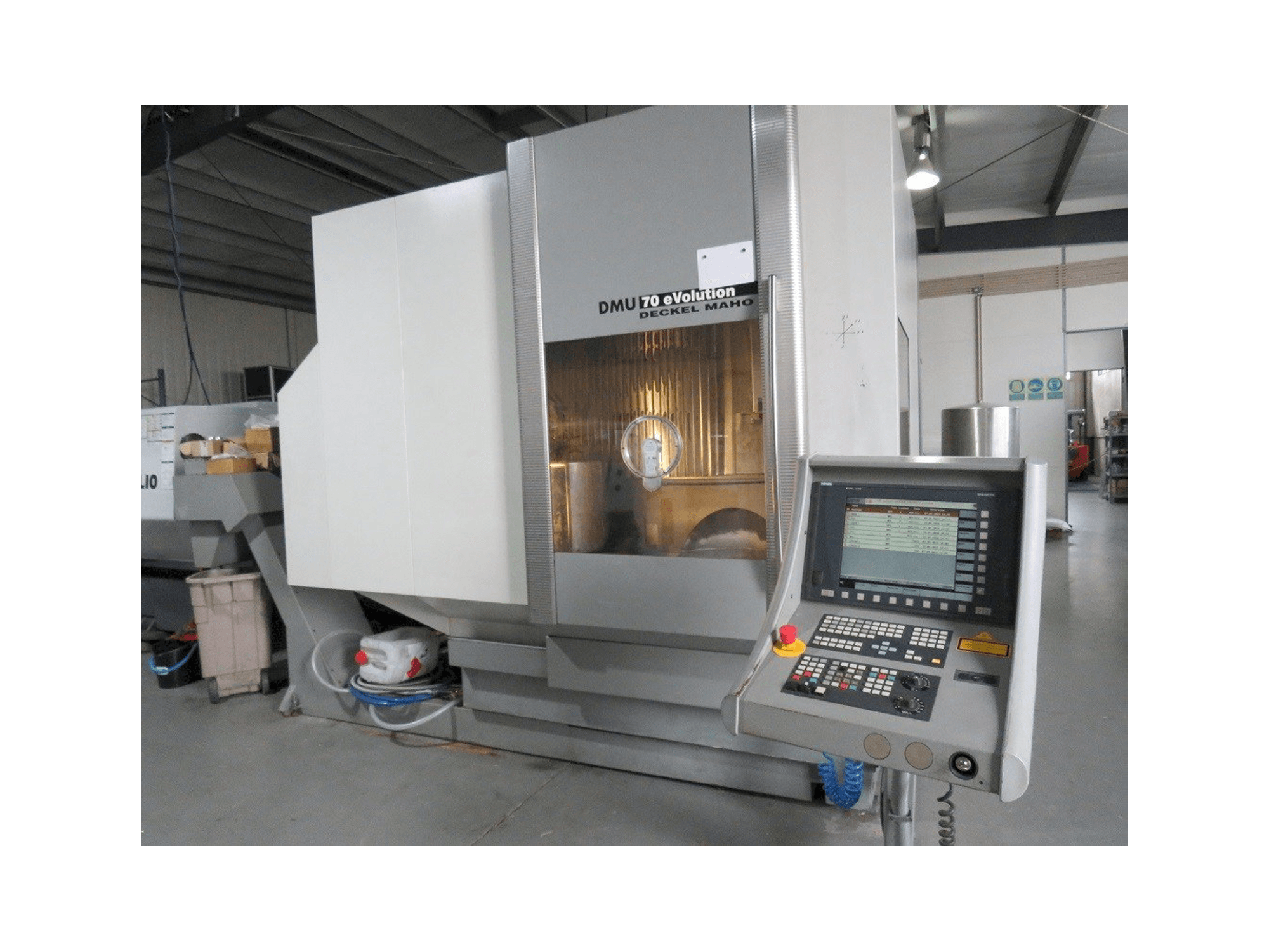 Vista frontale della macchina DECKEL MAHO DMU 70 eVolution