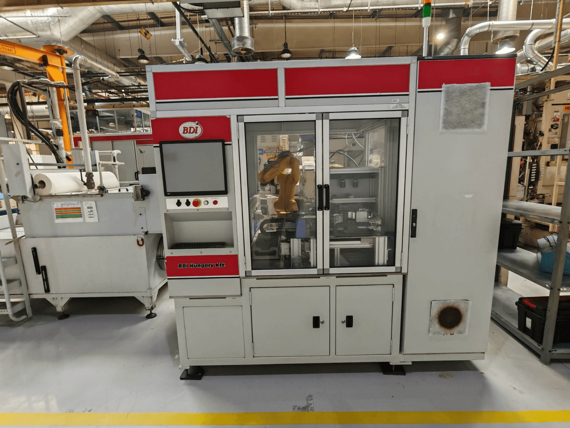 Rettificatrice senza centri KOYO 4515C, vista frontale con pannello di controllo e braccio robotico visibili, in un ambiente industriale.