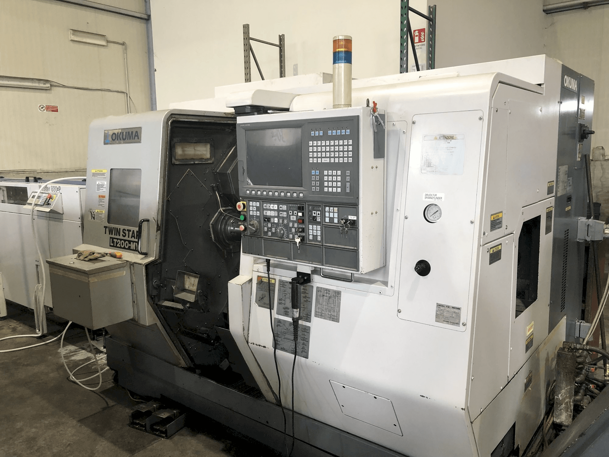 Vista frontale della macchina Okuma LT200-MY