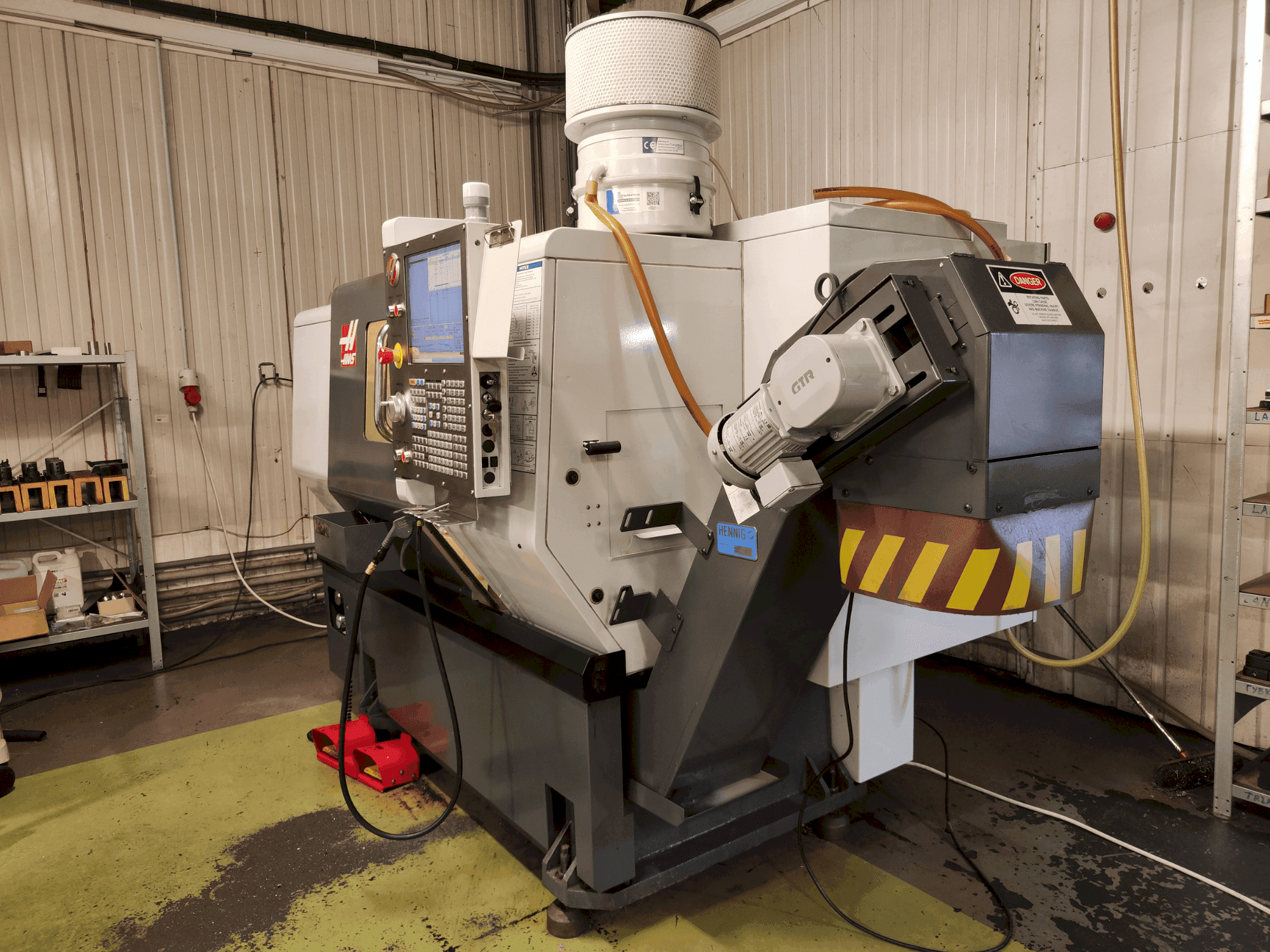 Vista frontale della macchina HAAS ST-10