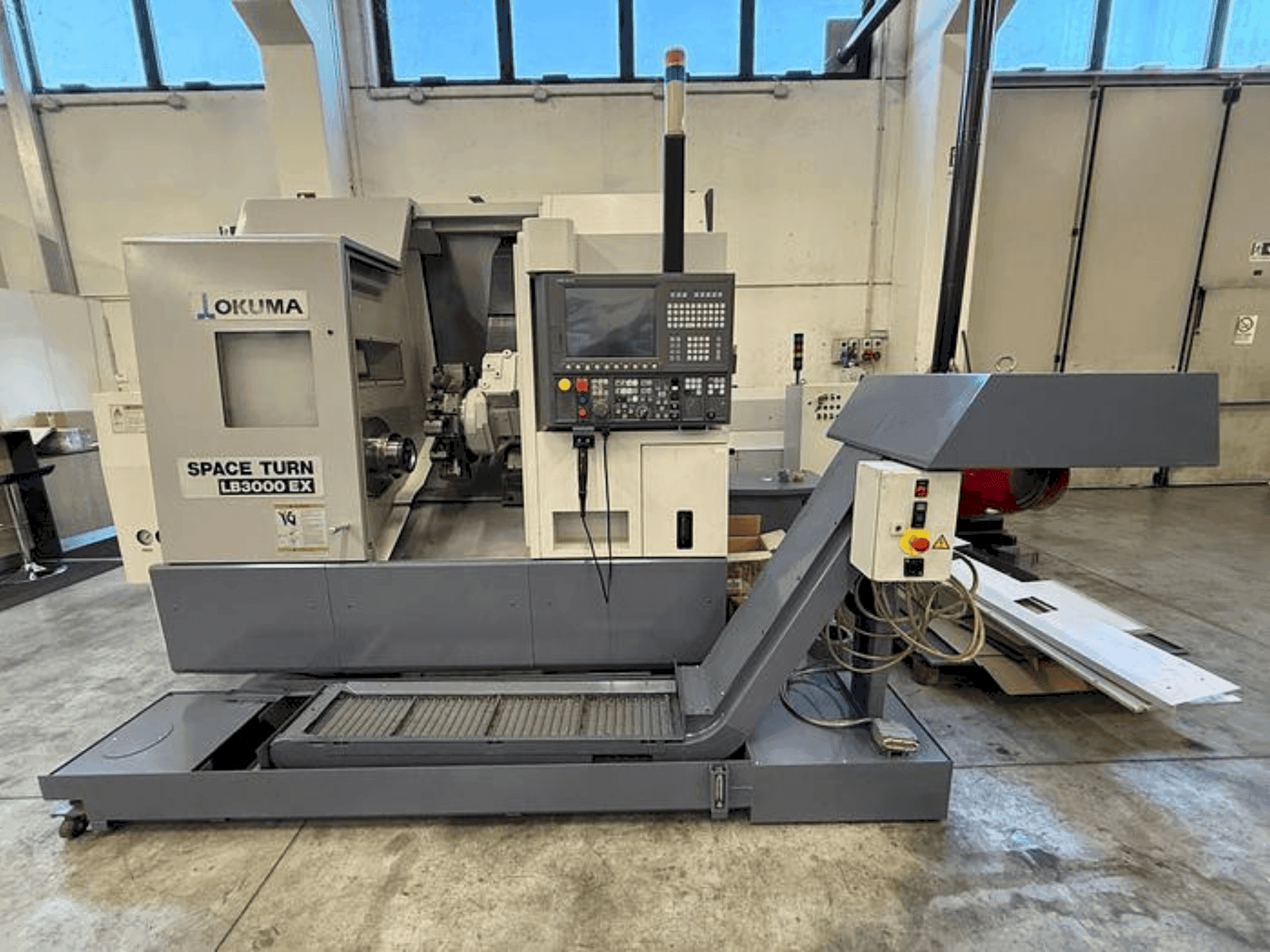Vista frontale della macchina Okuma LB 3000 EX MYT
