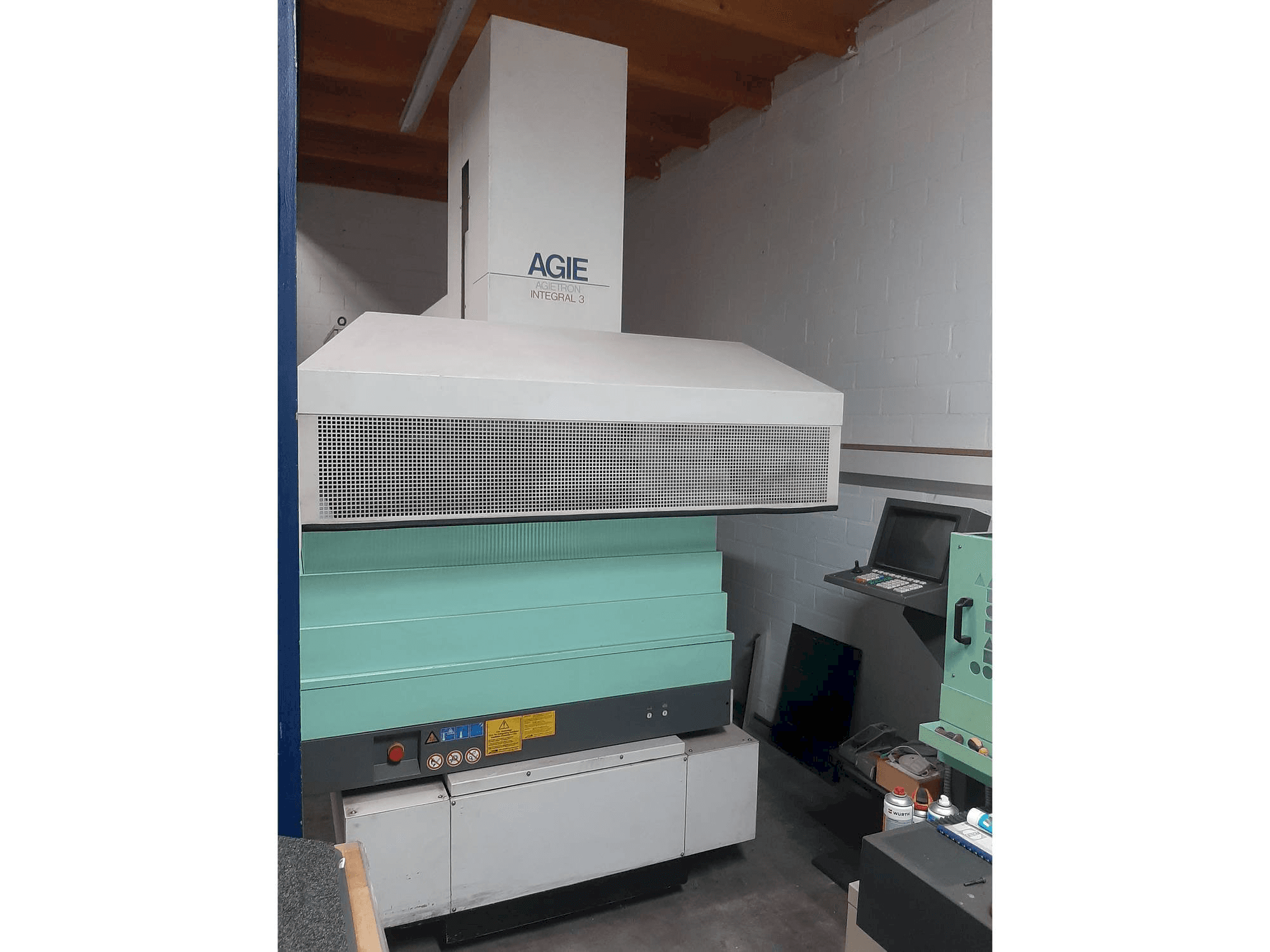 Vista frontale della macchina AGIE Agietron Integral 3