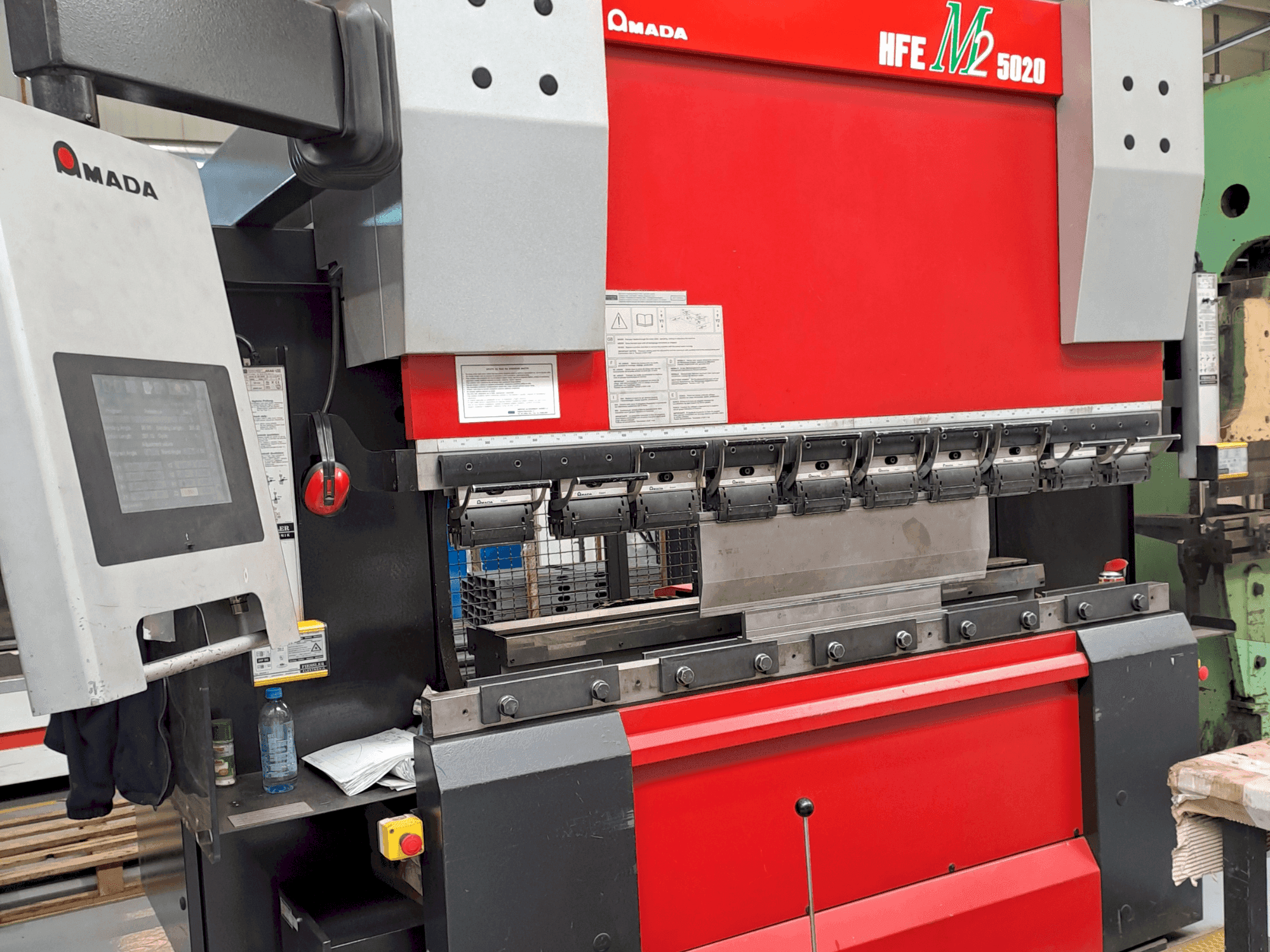 Vista frontale della macchina AMADA HFE M2 5020