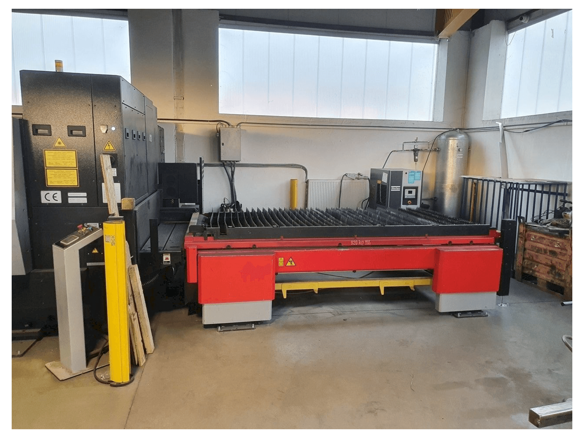 Vista frontale della macchina AMADA 3015 AJ