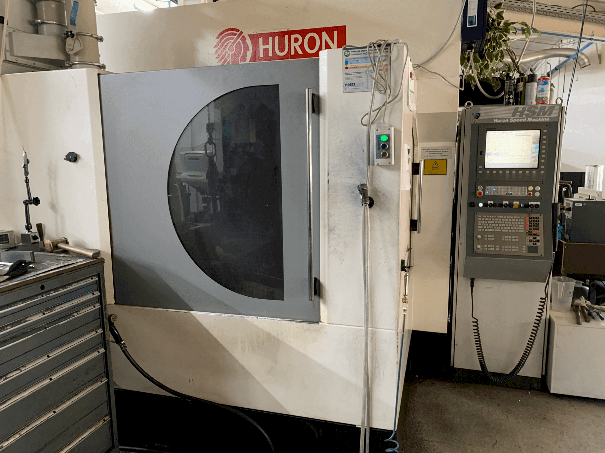 Vista frontale della macchina Huron K2X10