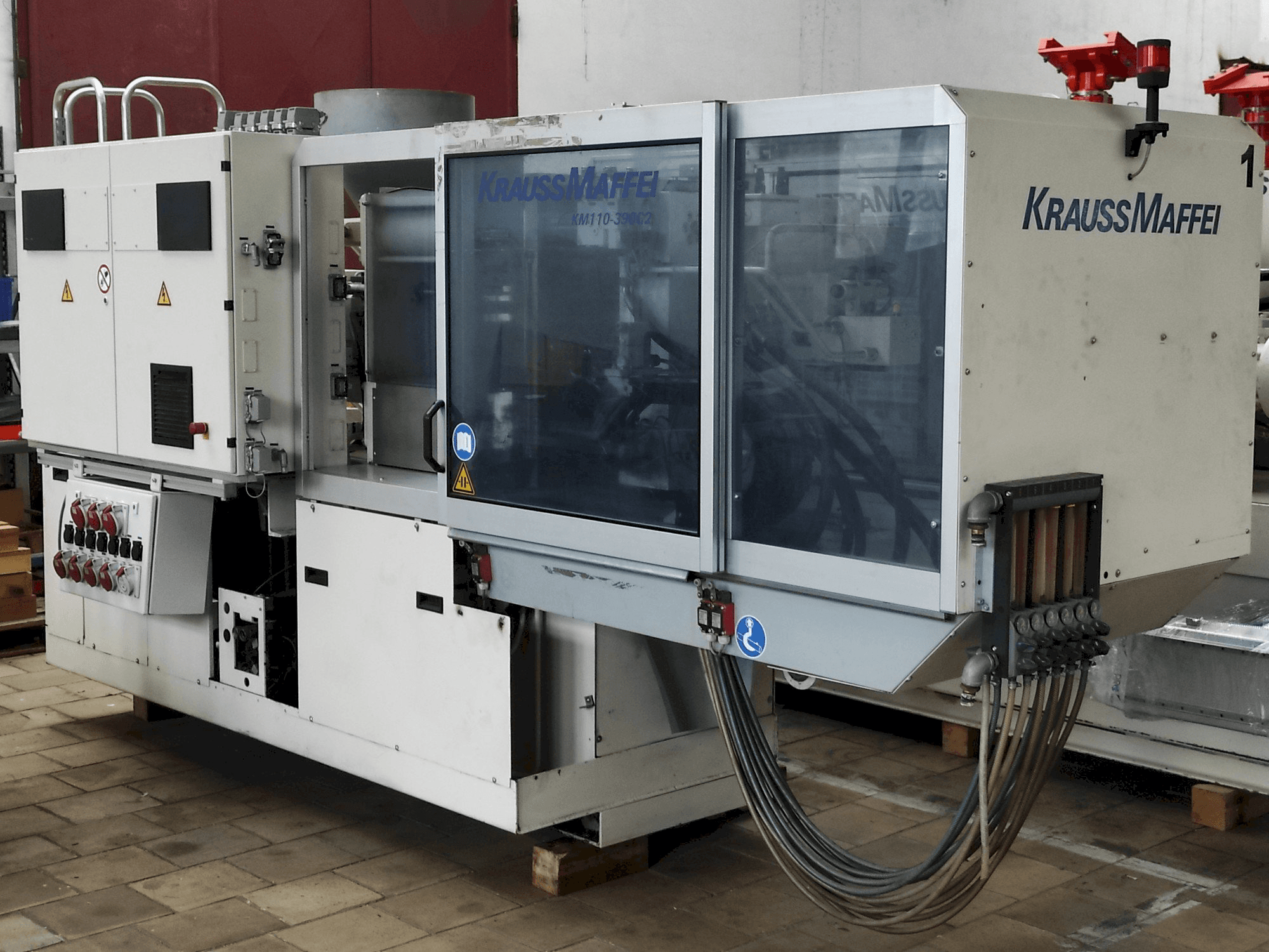 Vista frontale della macchina Krauss Maffei 110 - 390 C2