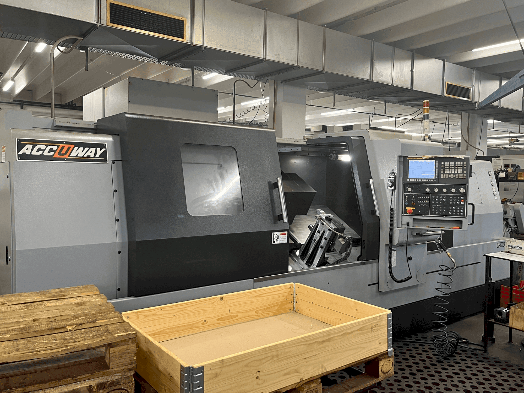 Vista frontale della macchina ACCUWAY UT-300LX2M