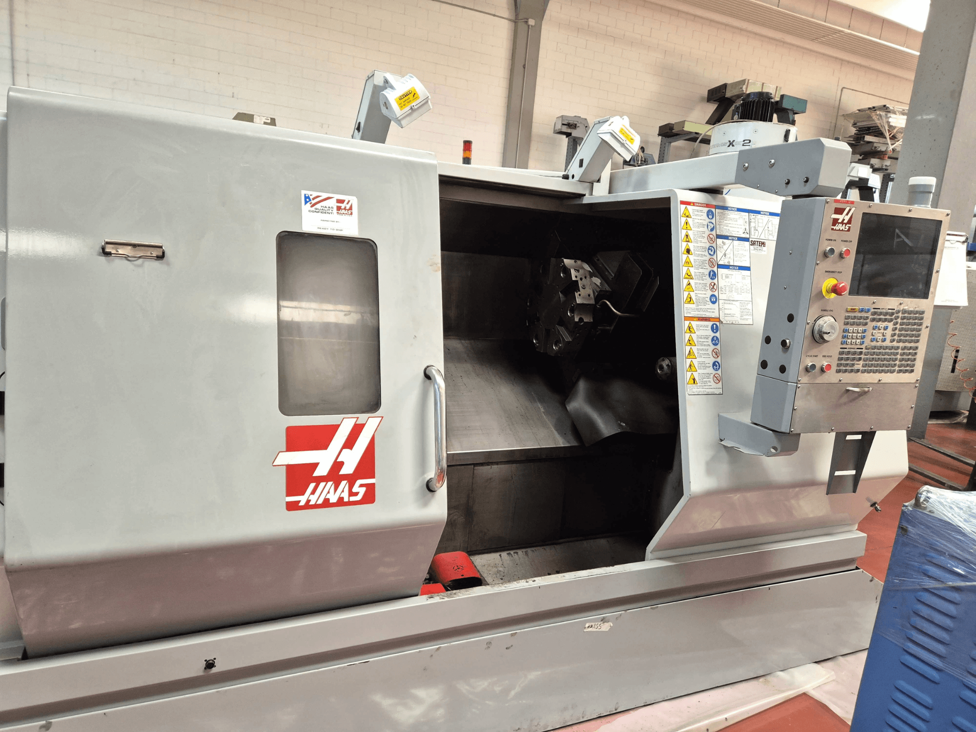 Tornio orizzontale Haas SL 30TBHE, vista frontale che mostra i comandi e il vano aperto per le operazioni di lavorazione.