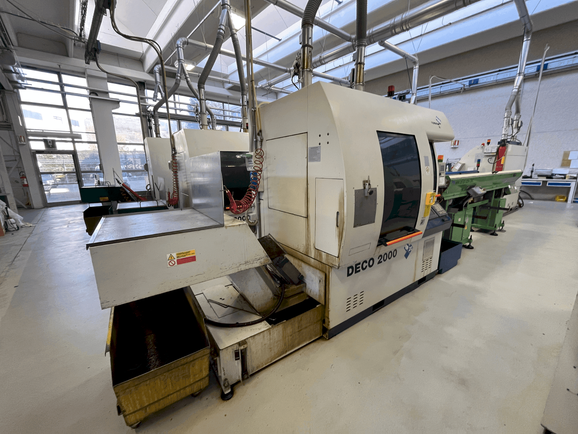 Vista frontale della macchina TORNOS DECO 2000/20