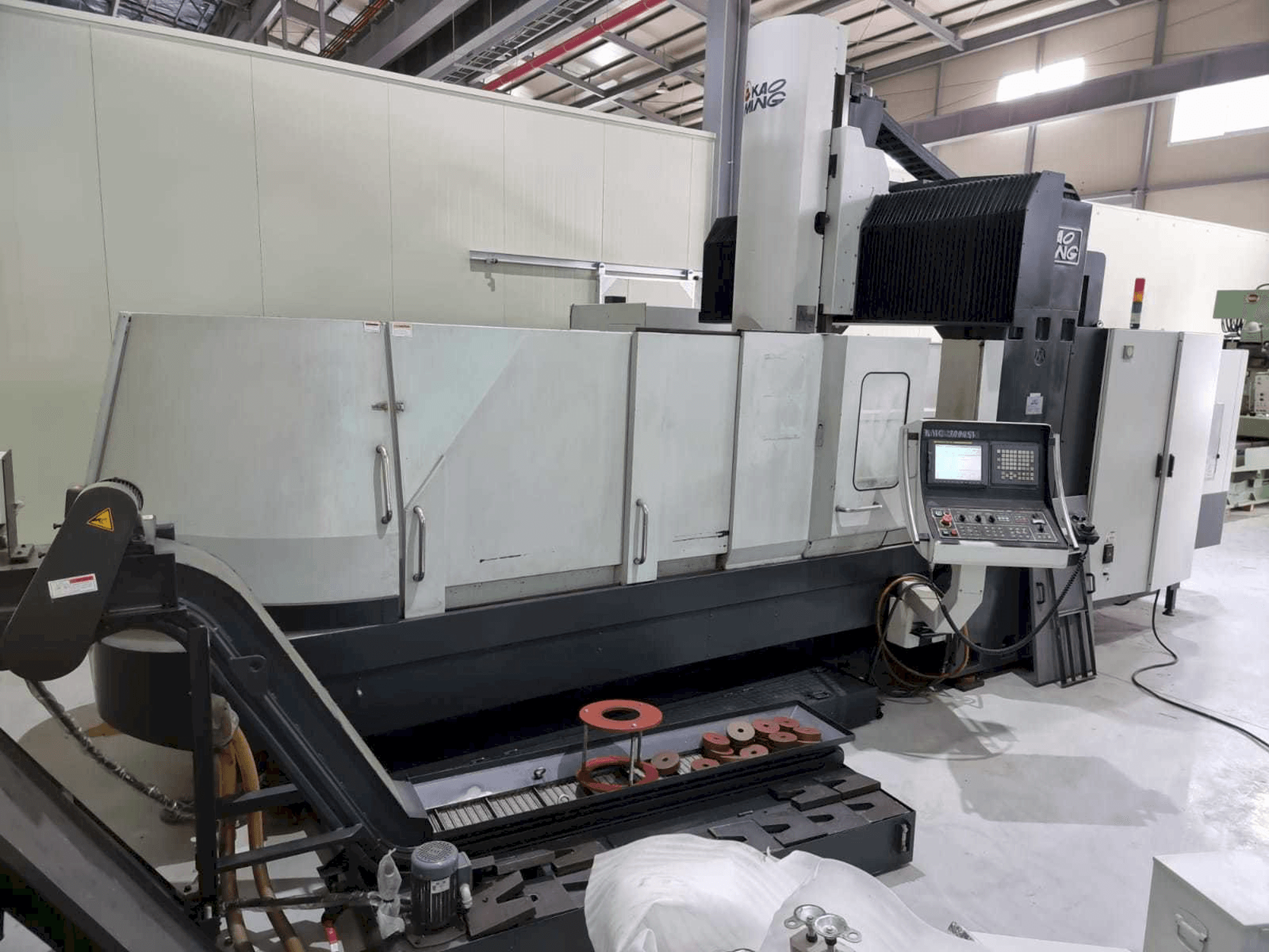 Vista frontale della macchina KAOMING KMC-3000SV