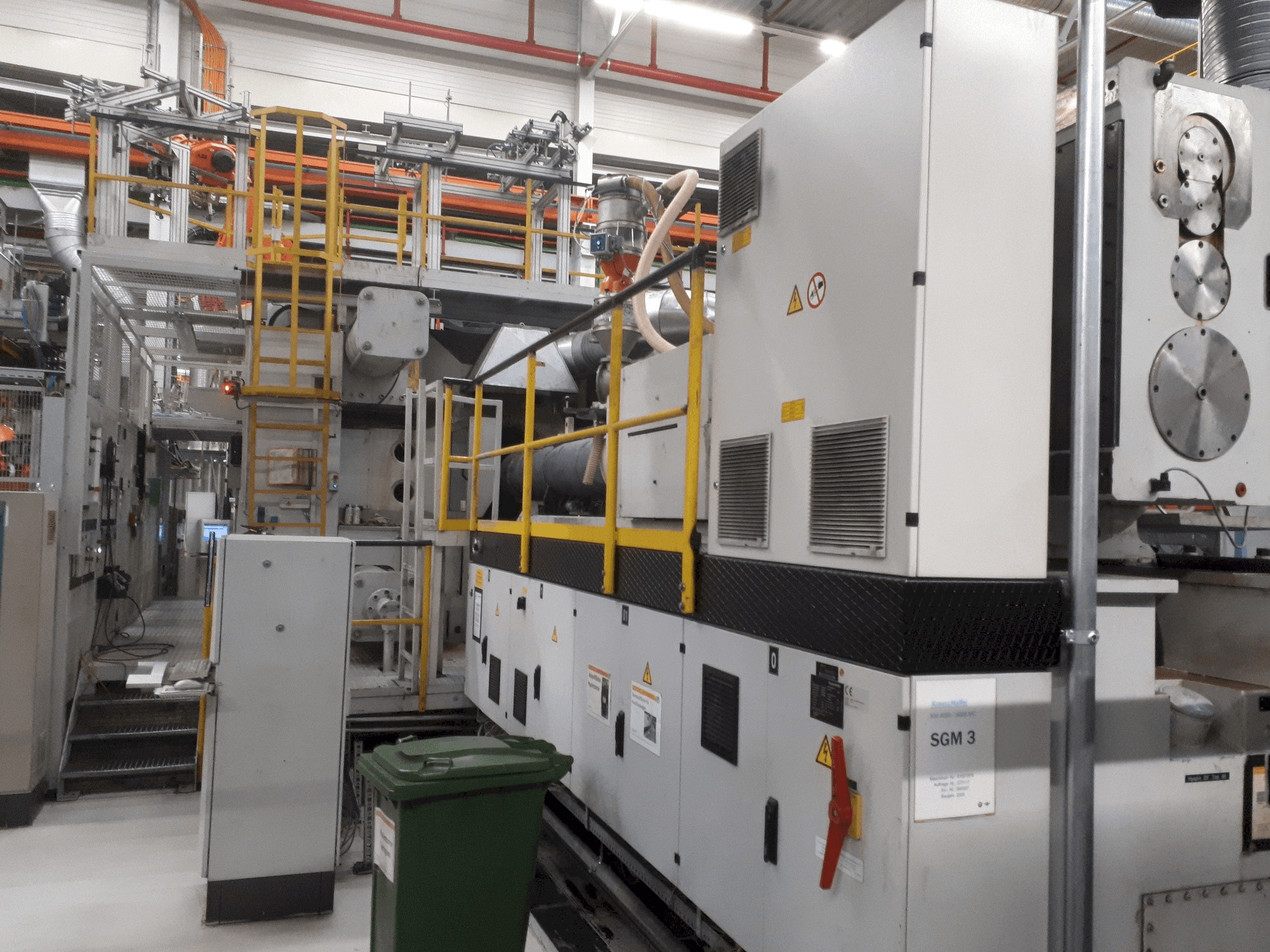 Vista frontale della macchina Krauss Maffei 4000-19000 MC