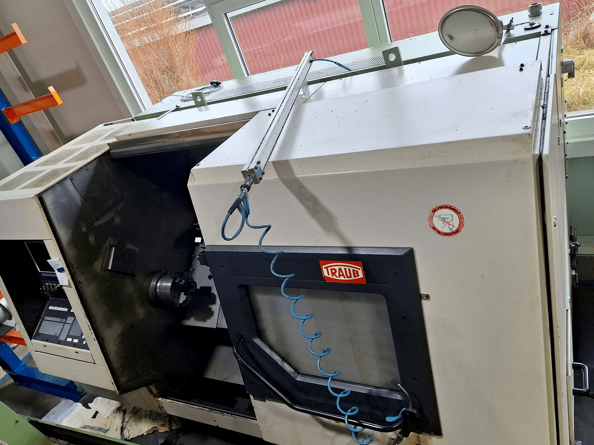 Vista frontale della macchina TRAUB TND 400