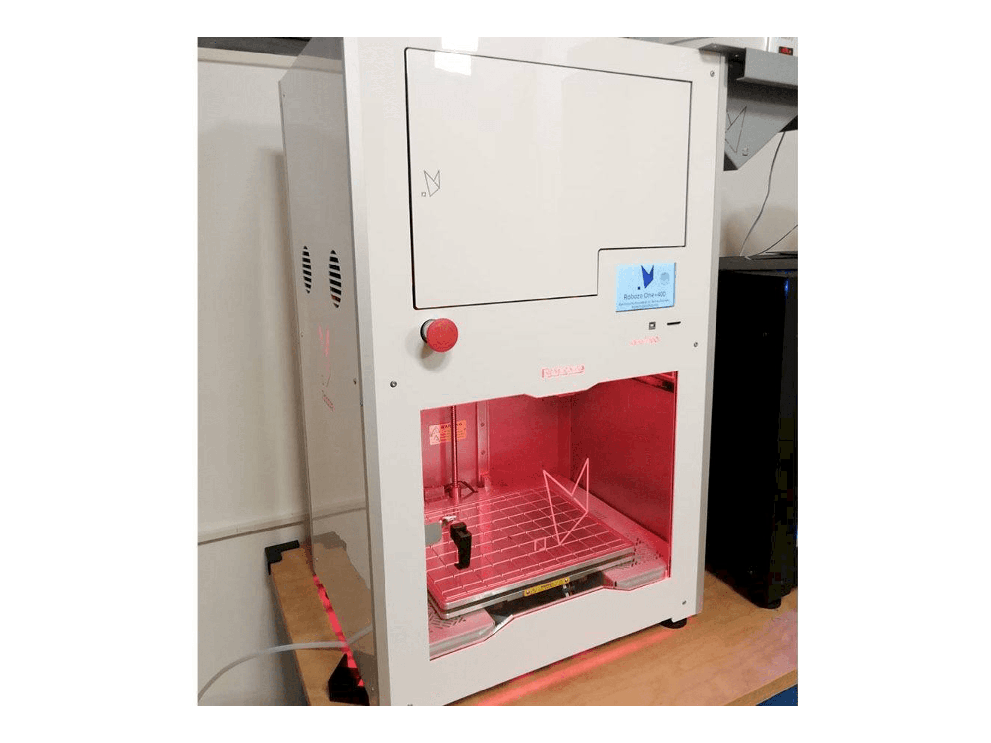 Vista frontale della macchina Roboze One Plus 400