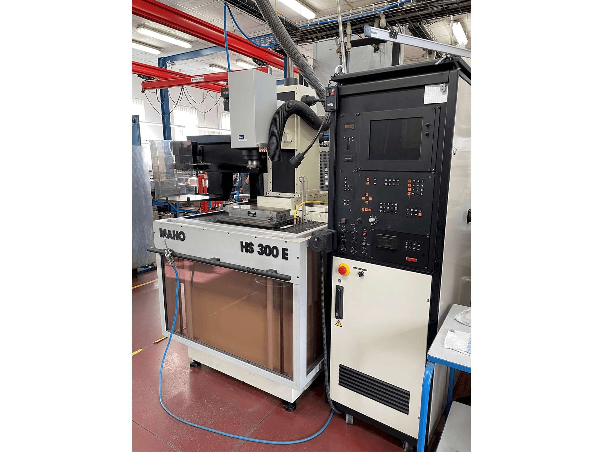 Vista frontale della macchina Maho HS 300 E
