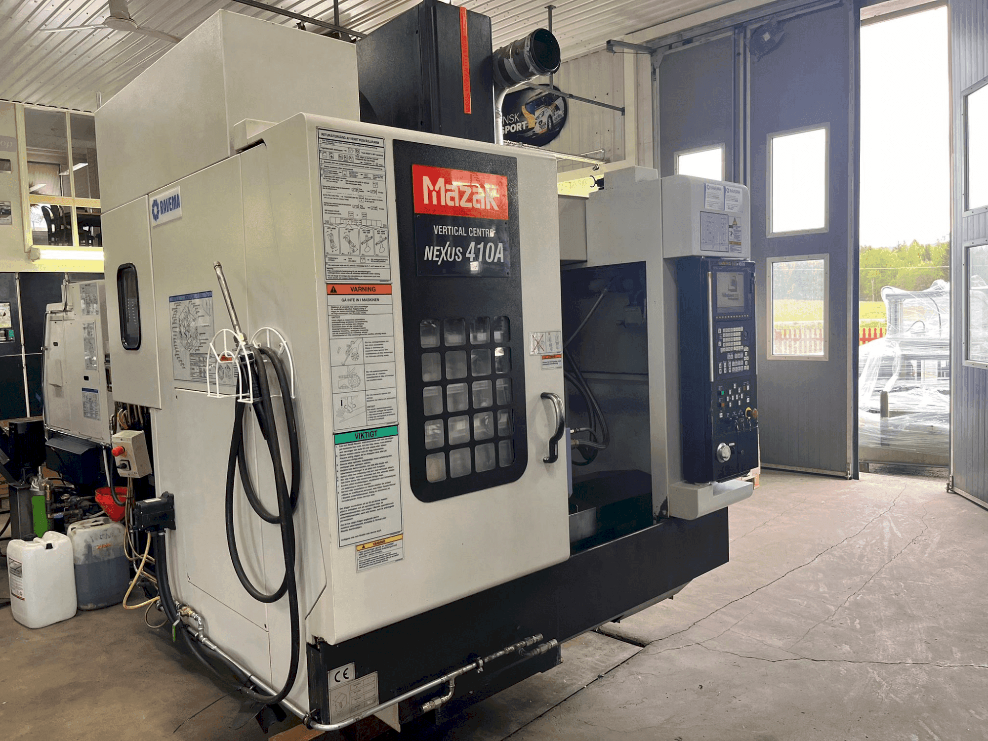 Vista frontale della macchina Mazak VCN-410A